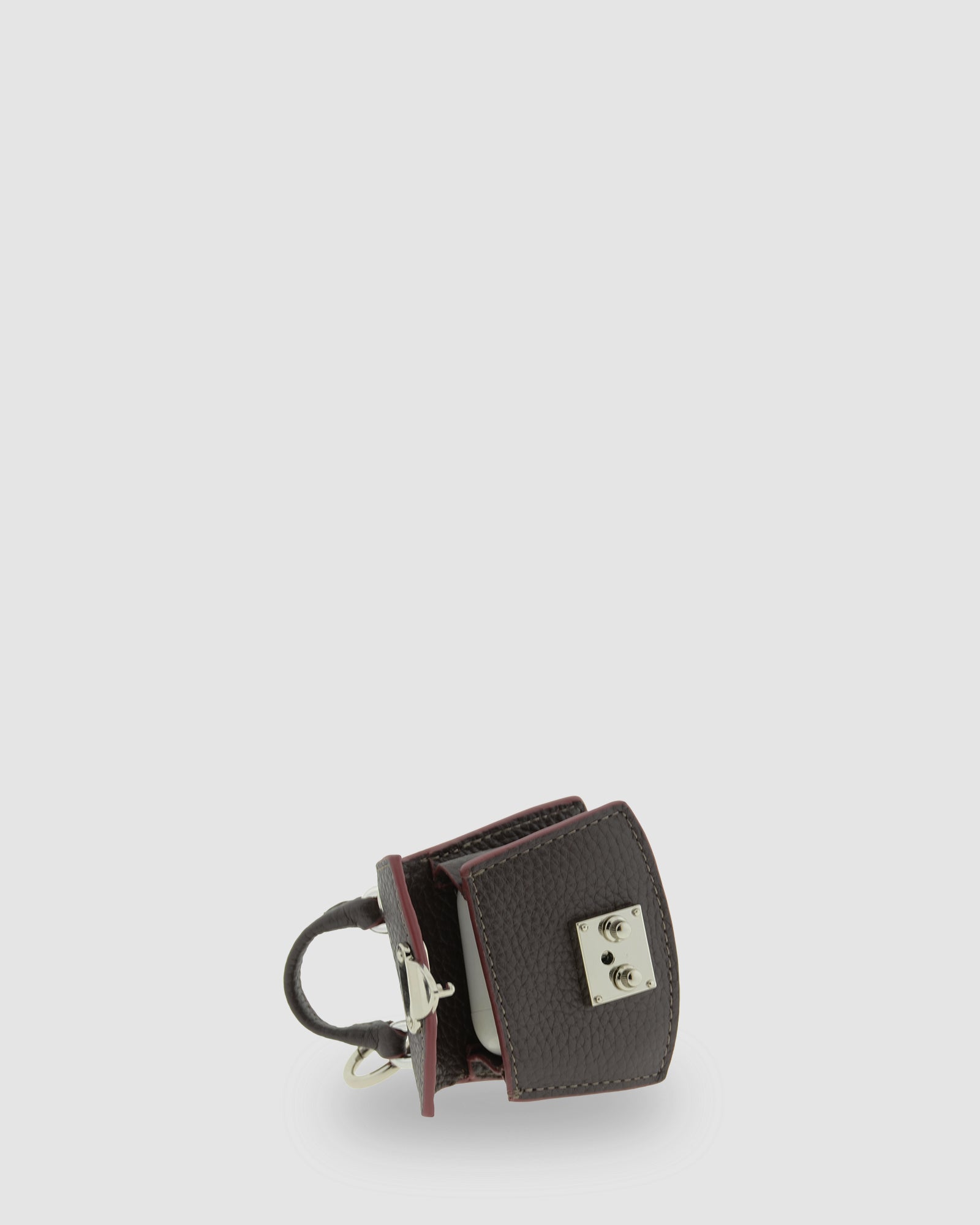 Charm para bolso con funda para auriculares Nexo 8099 chocolate abierto mostrando el espacio interior