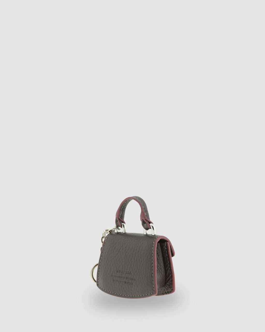 Charm para bolso con funda para auriculares Nexo 8099 chocolate, vista trasera lateral con cadena y anilla