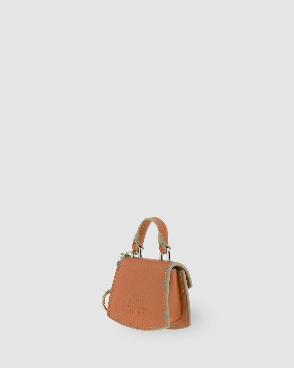 Charm para bolso con funda para auriculares Nexo 8099 miel, vista trasera lateral con cadena y anilla