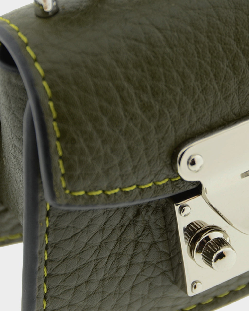 Detalle frontal del charm para bolso con funda para auriculares Nexo 8099 verde Loden con solapa y cierre metálico