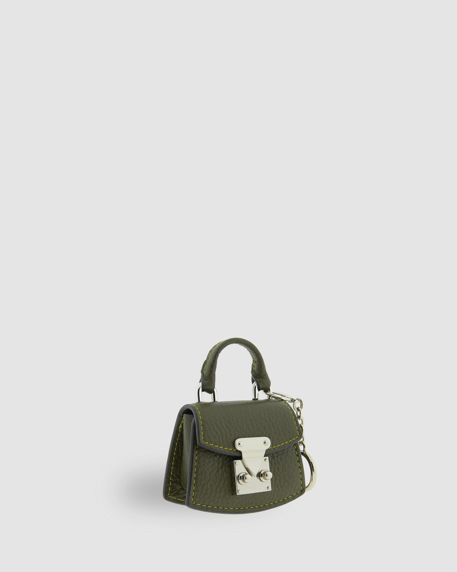 Charm para bolso con funda para auriculares Nexo 8099 verde Loden, vista frontal en perspectiva con asa y cierre metálico