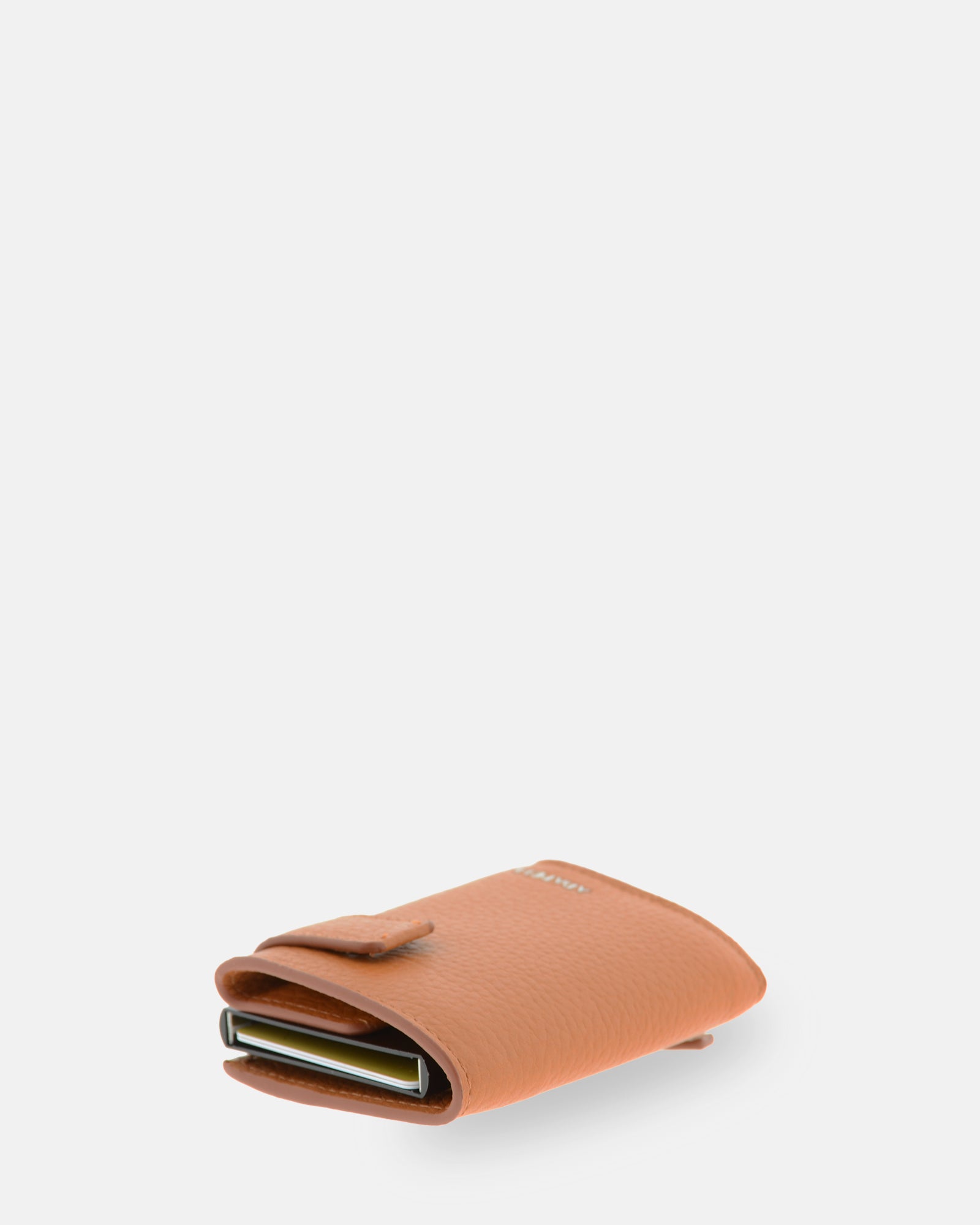 Detalle caja metálica para tarjetas en posición horizontal del tarjetero automático Nexo 8100 miel con el mecanismo metálico visible.