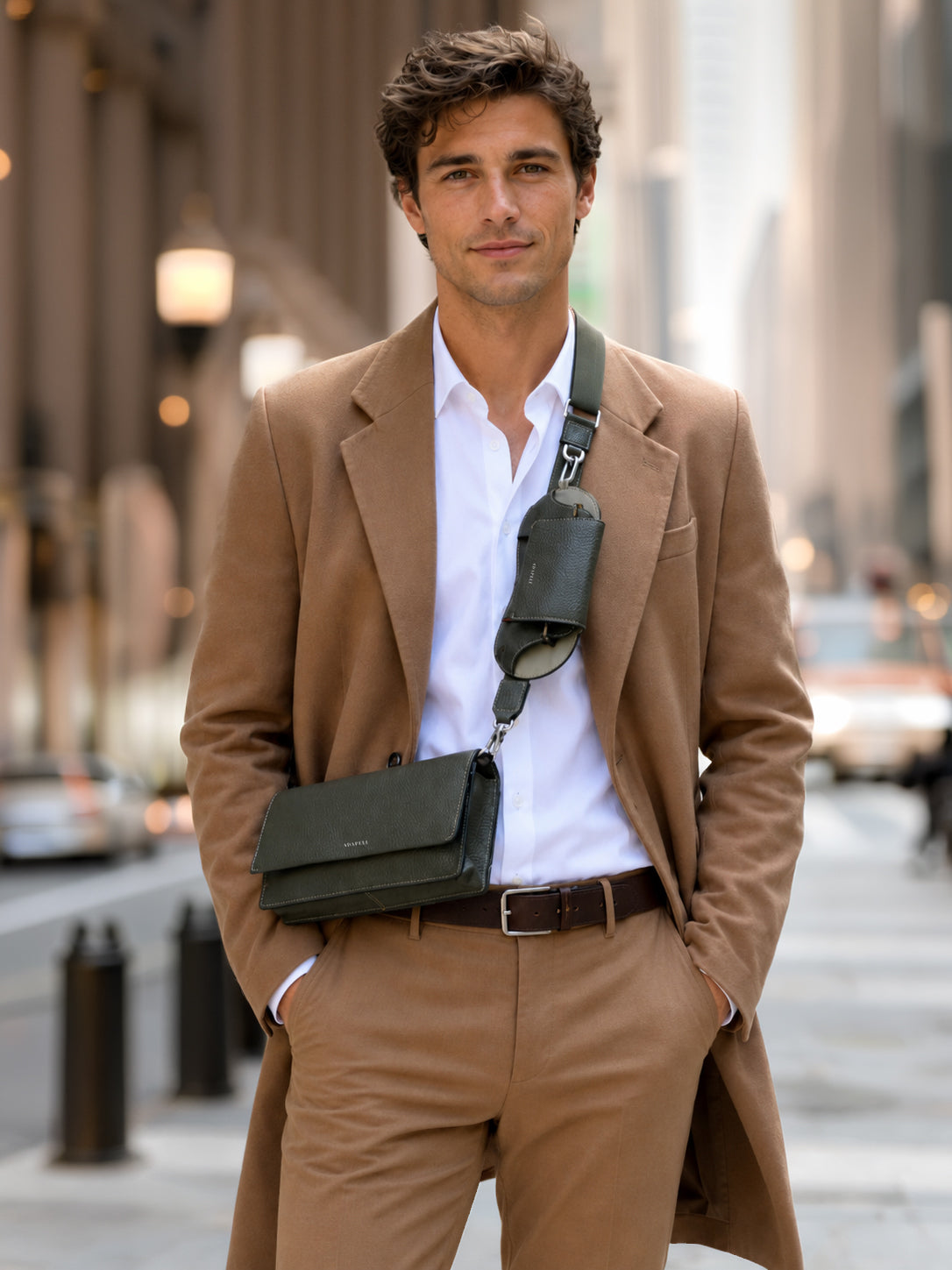 Hombre con bolso bandolera Nexo 8090 verde Loden y accesorios Nexo acoplados a la bandolera