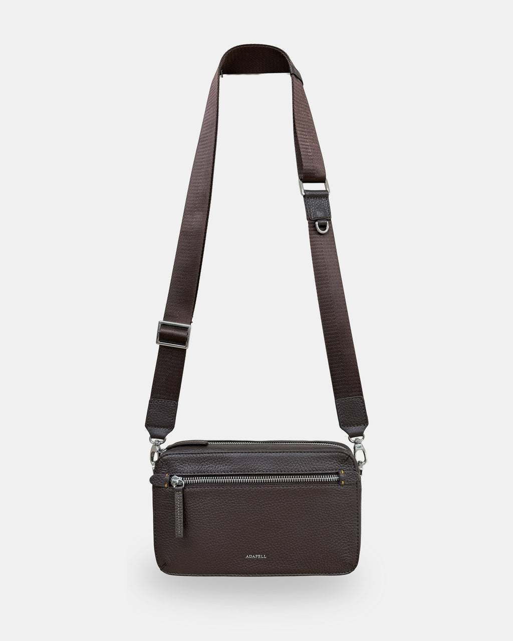 Bolso bandolera horizontal Nexo chocolate con bandolera textil regulable colocado para llevar al hombro o cruzado