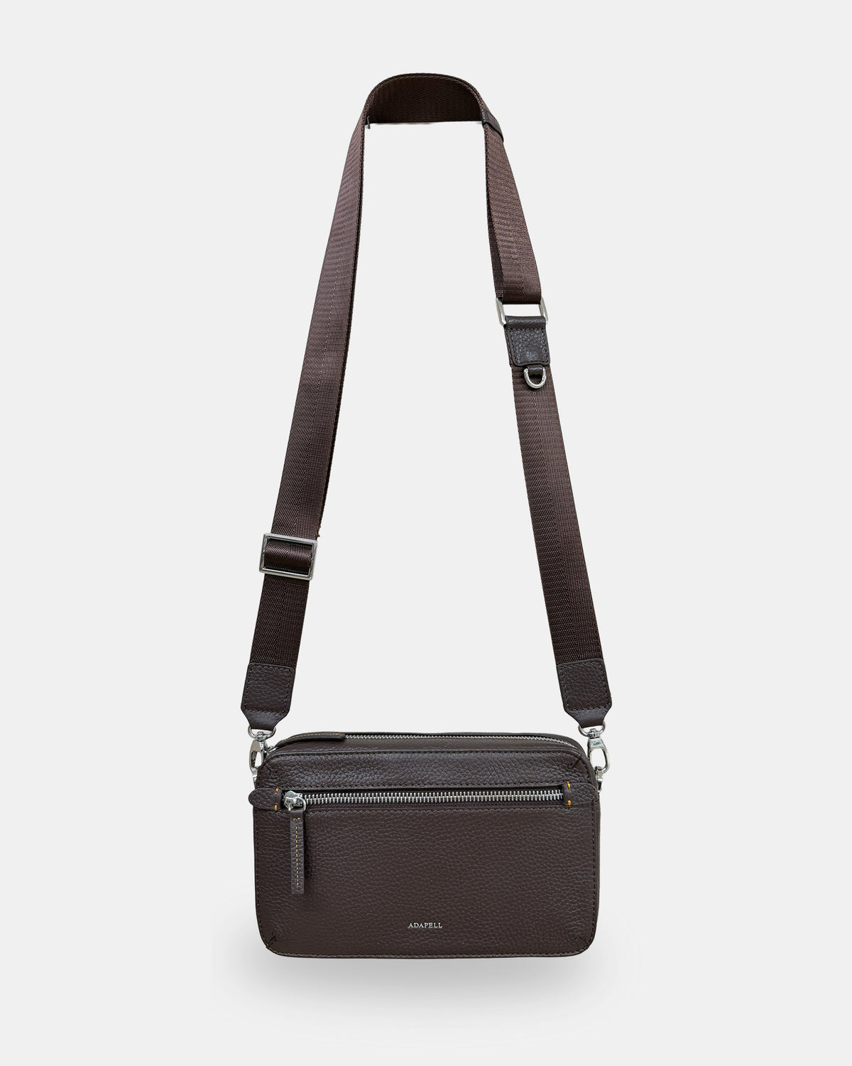 Bolso bandolera horizontal Nexo chocolate con bandolera textil regulable colocado para llevar al hombro o cruzado