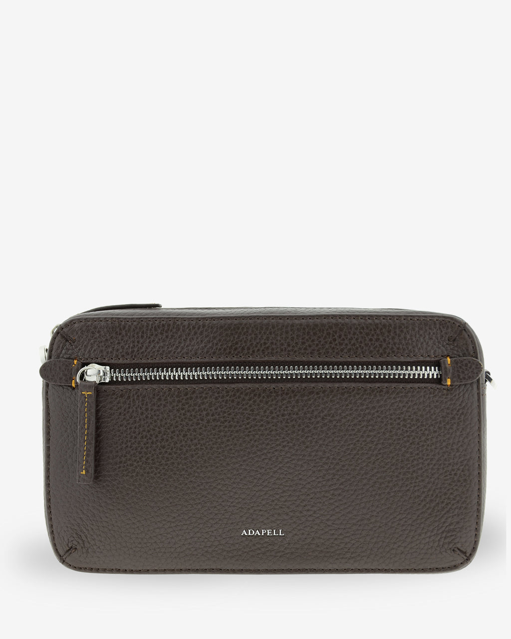 Bolso bandolera horizontal Nexo en color chocolate, vista frontal con bolsillo exterior con cremallera