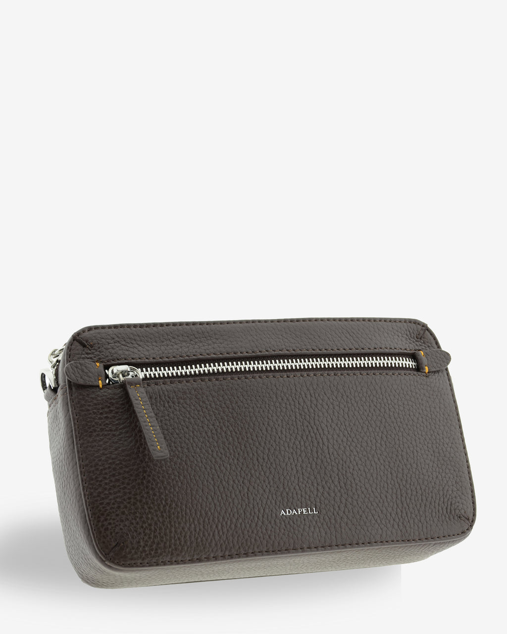 Bolso bandolera horizontal Nexo en color chocolate, vista tres cuartos frontal con bolsillo exterior de cremallera