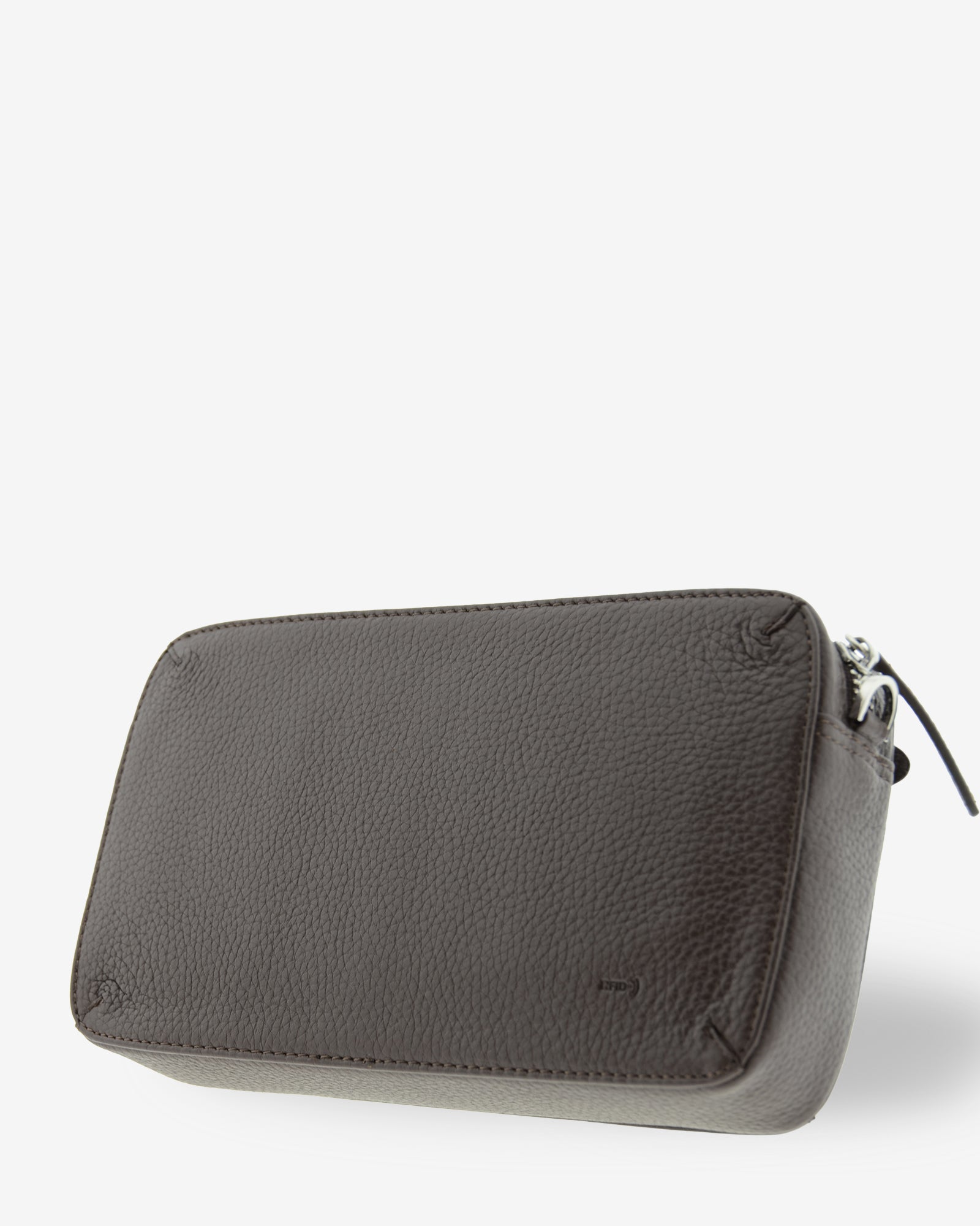 Bolso bandolera horizontal Nexo en color chocolate, vista tres cuartos trasera