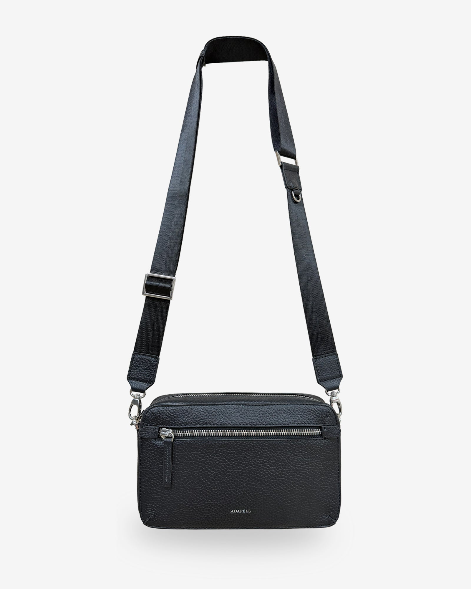 Bolso bandolera horizontal Nexo negro con bandolera textil regulable colocado para llevar al hombro o cruzado
