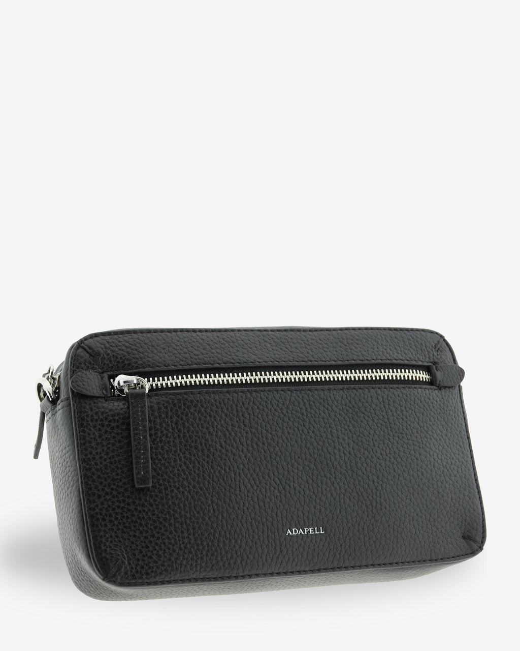 Bolso bandolera horizontal Nexo en color negro, vista tres cuartos frontal con bolsillo exterior de cremallera