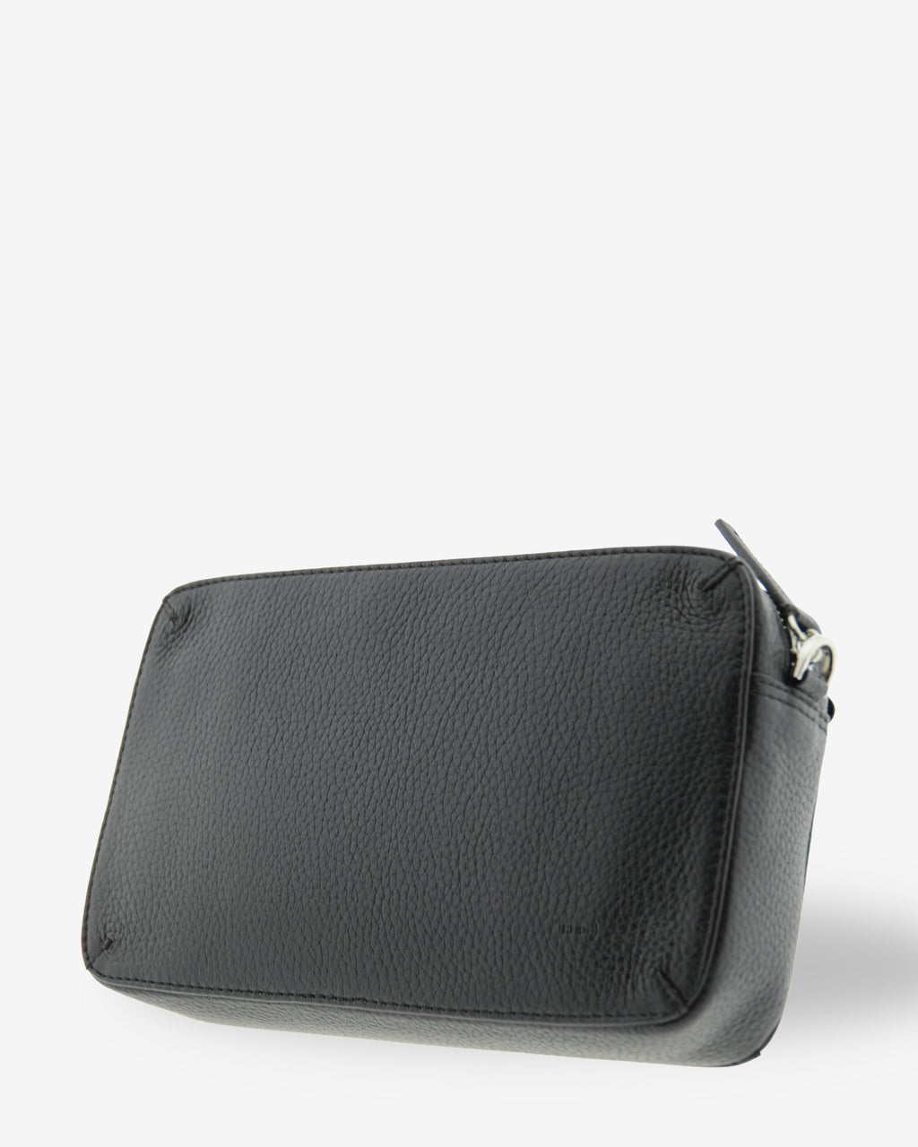 Bolso bandolera horizontal Nexo en color negro, vista tres cuartos trasera