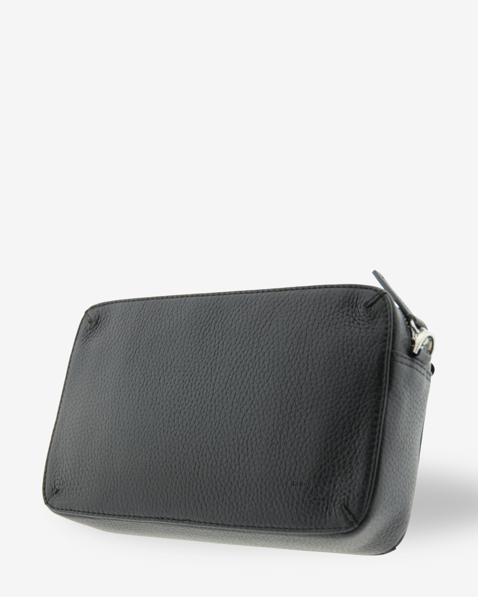 Bolso bandolera horizontal Nexo en color negro, vista tres cuartos trasera