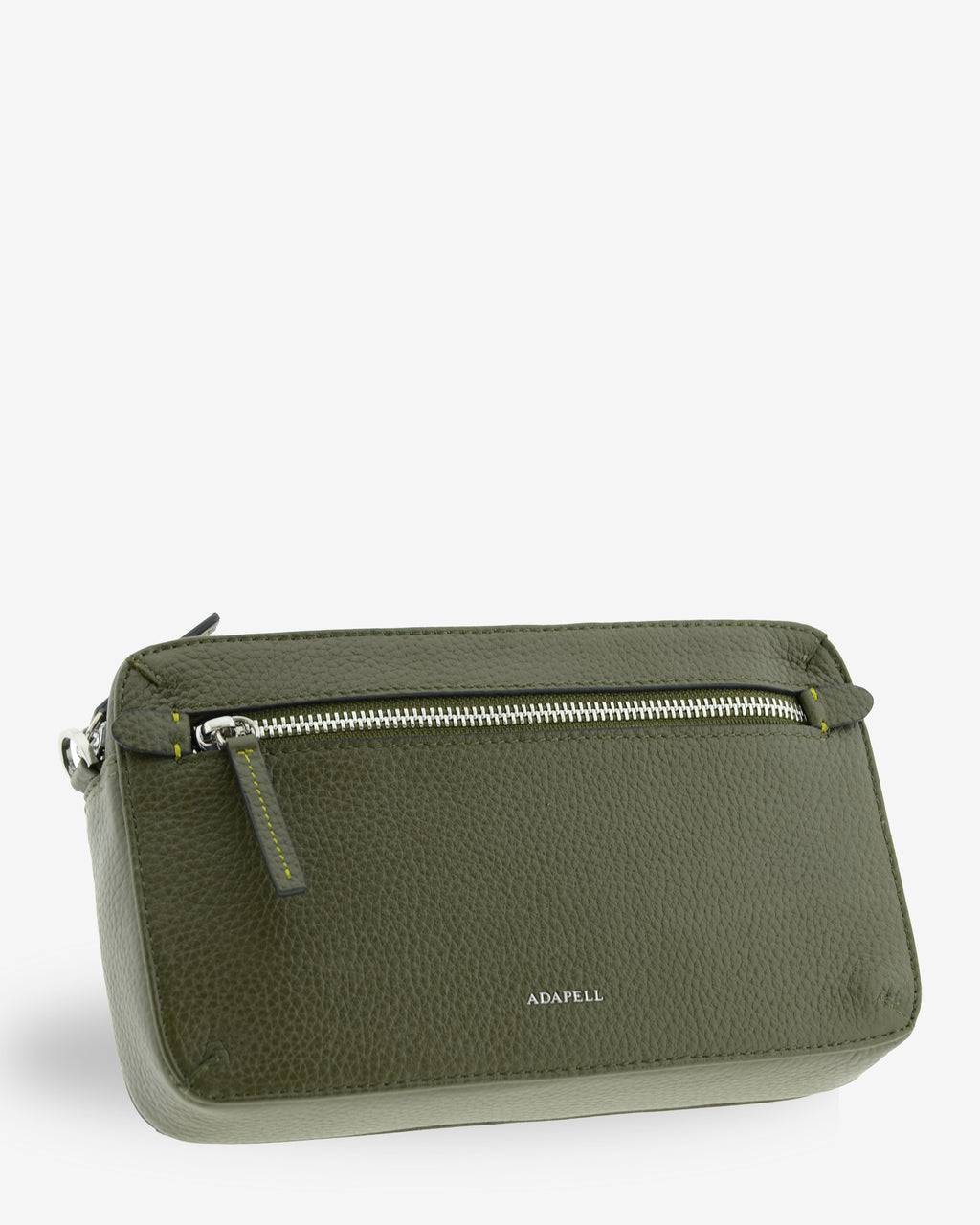 Bolso bandolera horizontal Nexo en color verde, vista tres cuartos frontal con bolsillo exterior de cremallera