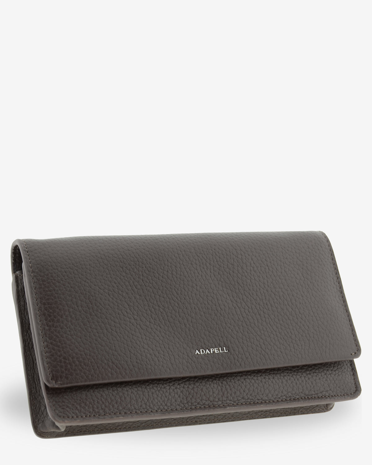 Bolso bandolera Nexo 8090 chocolate, vista tres cuartos frontal con solapa