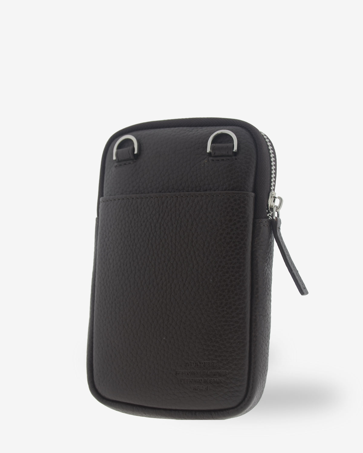 Bolso bandolera vertical Nexo en color chocolate, vista tres cuartos trasera con bolsillo exterior, anillas para la bandolera y cierre de cremallera