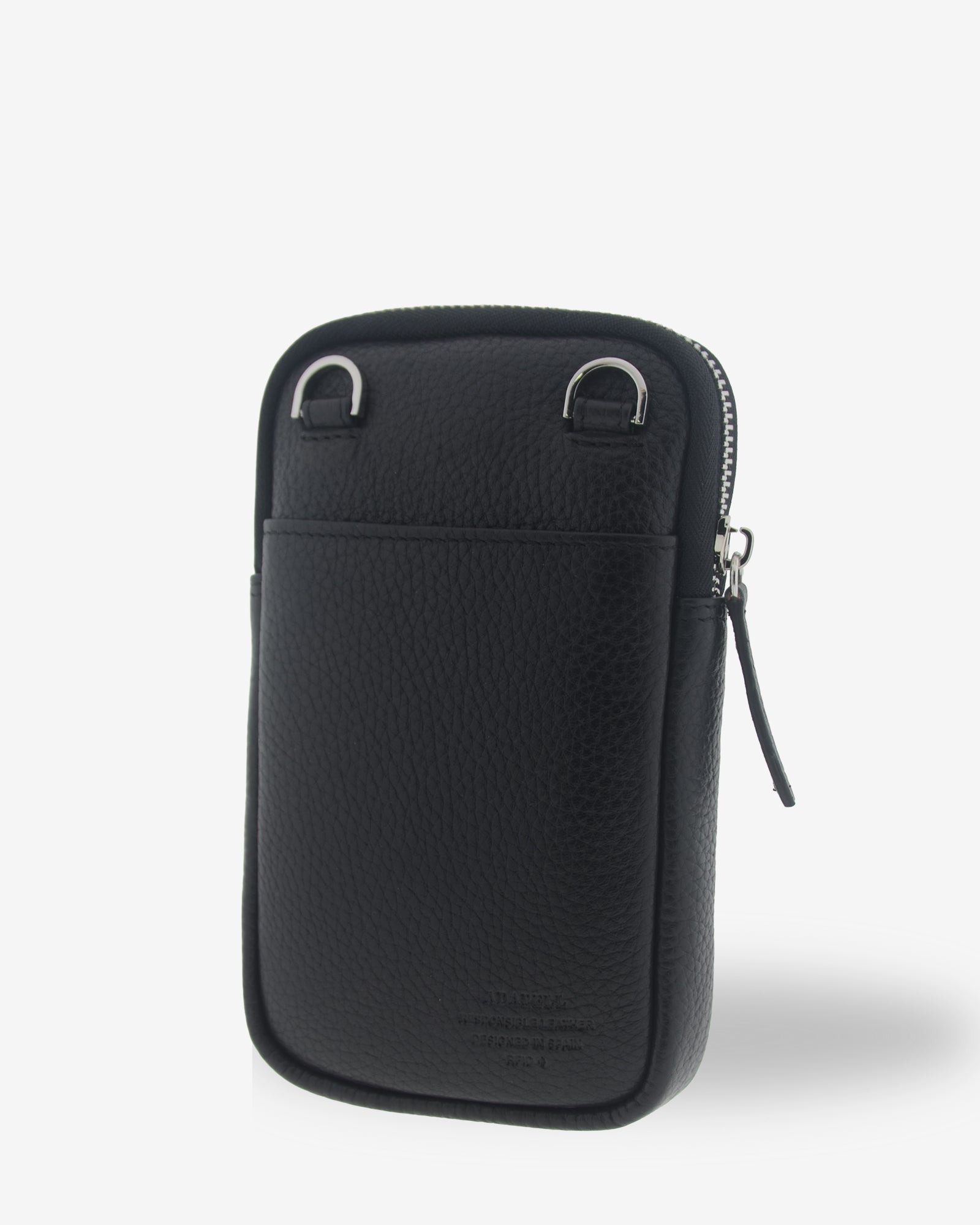 Bolso bandolera vertical Nexo en color negro, vista tres cuartos trasera con bolsillo exterior, anillas para la bandolera y cierre de cremallera