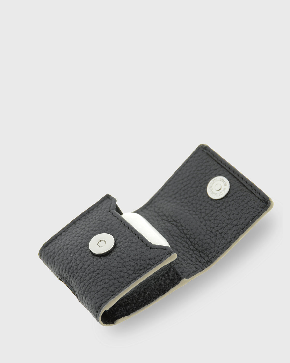 Funda para auriculares Nexo 8093 negra completamente abierta mostrando el interior y el cierre magnético de la solapa