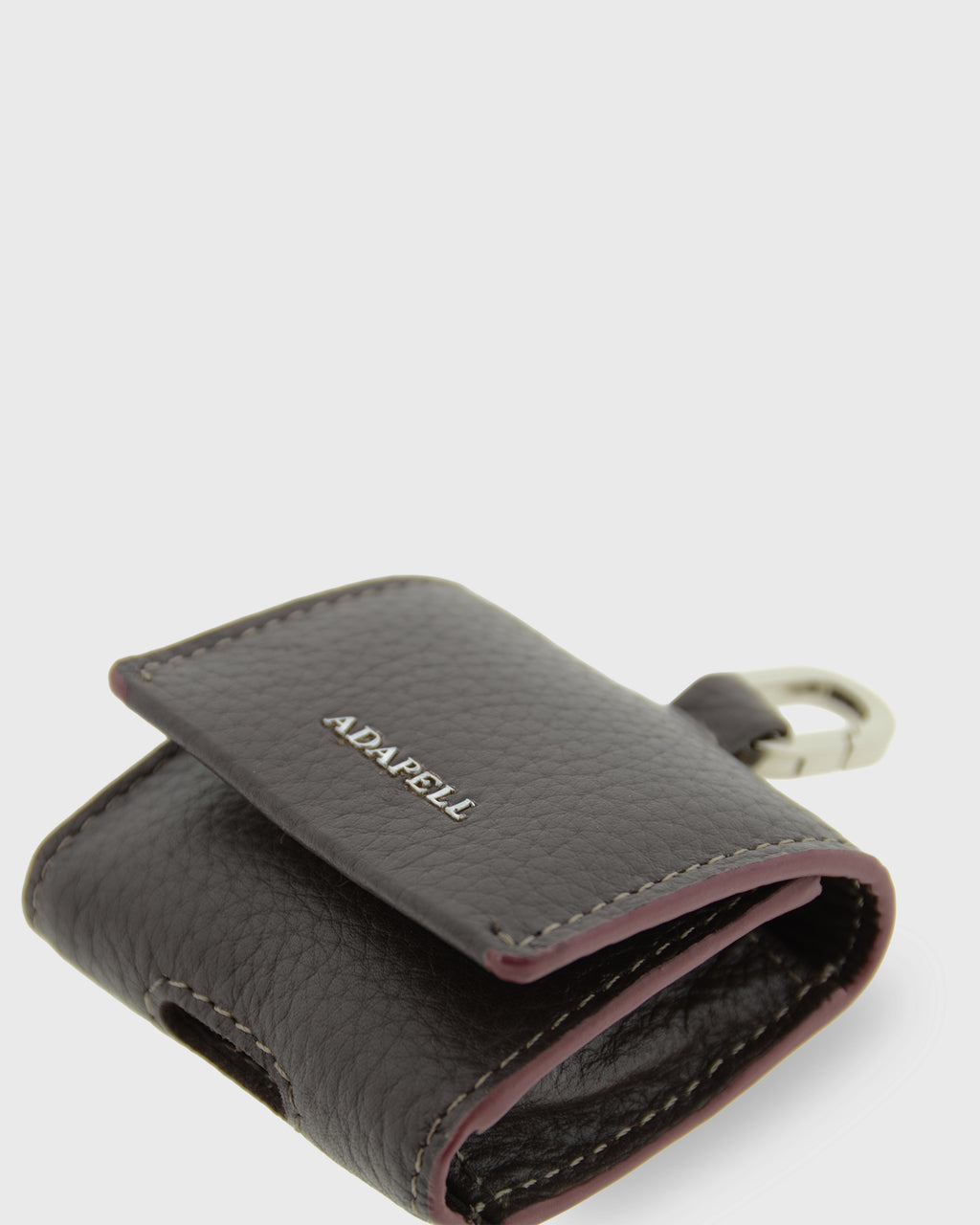 Detalle ampliado de la funda para auriculares Nexo 8093 chocolate con solapa parcialmente abierta, piel granulada y anilla metálica