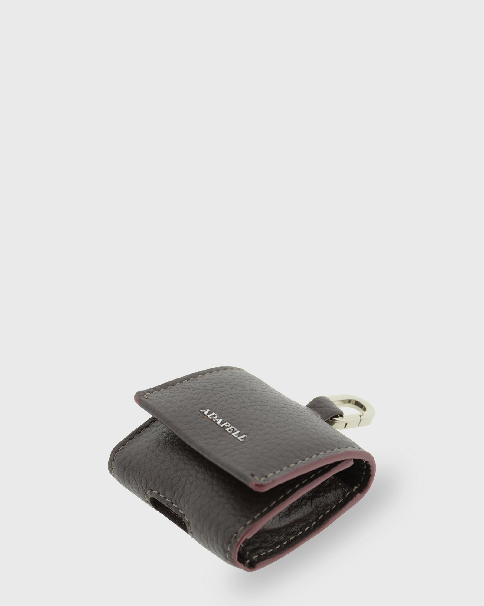 Detalle de la funda para auriculares Nexo 8093 chocolate con solapa parcialmente abierta, piel granulada y anilla metálica