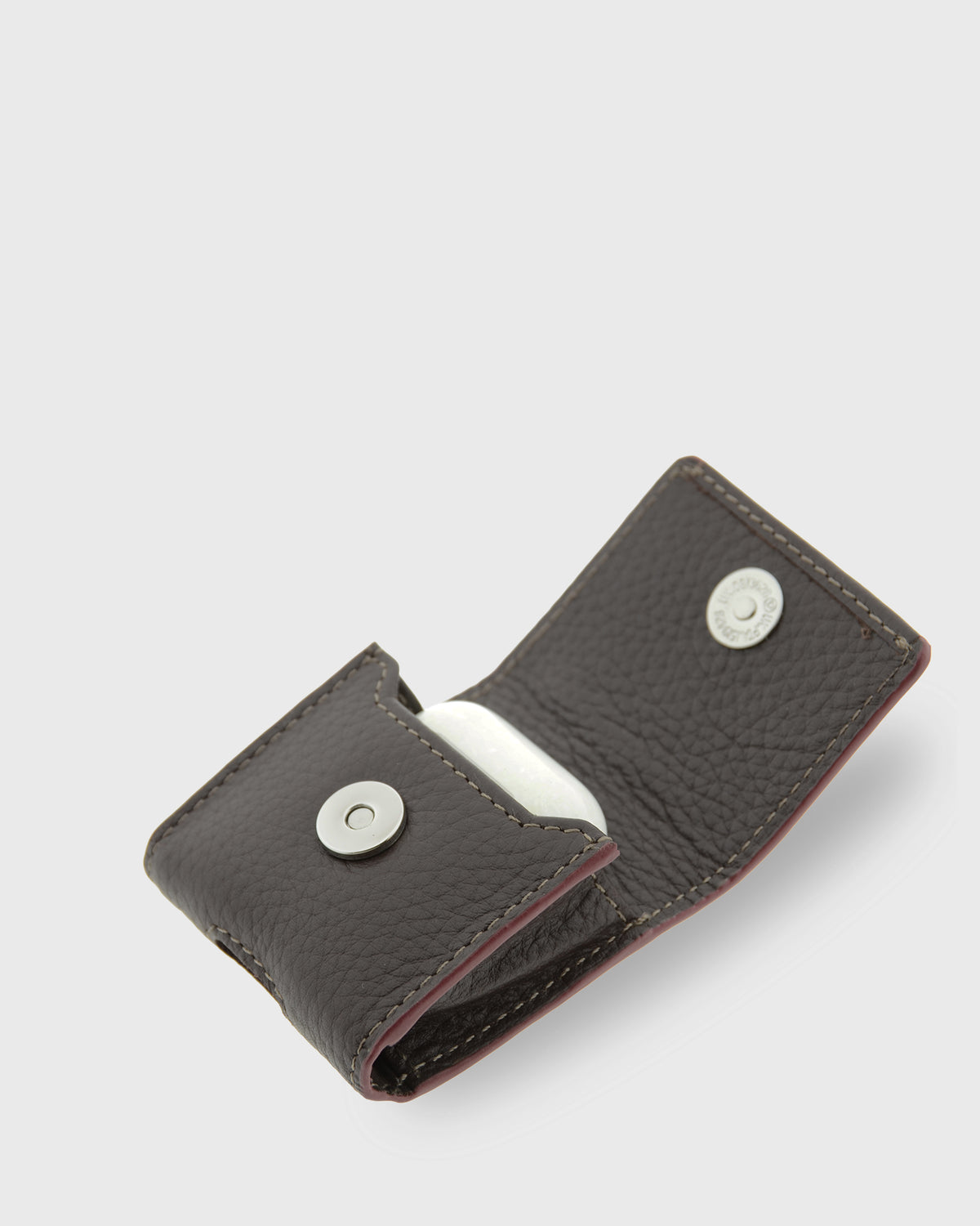 Funda para auriculares Nexo 8093 chocolate completamente abierta mostrando el interior y el cierre magnético de la solapa