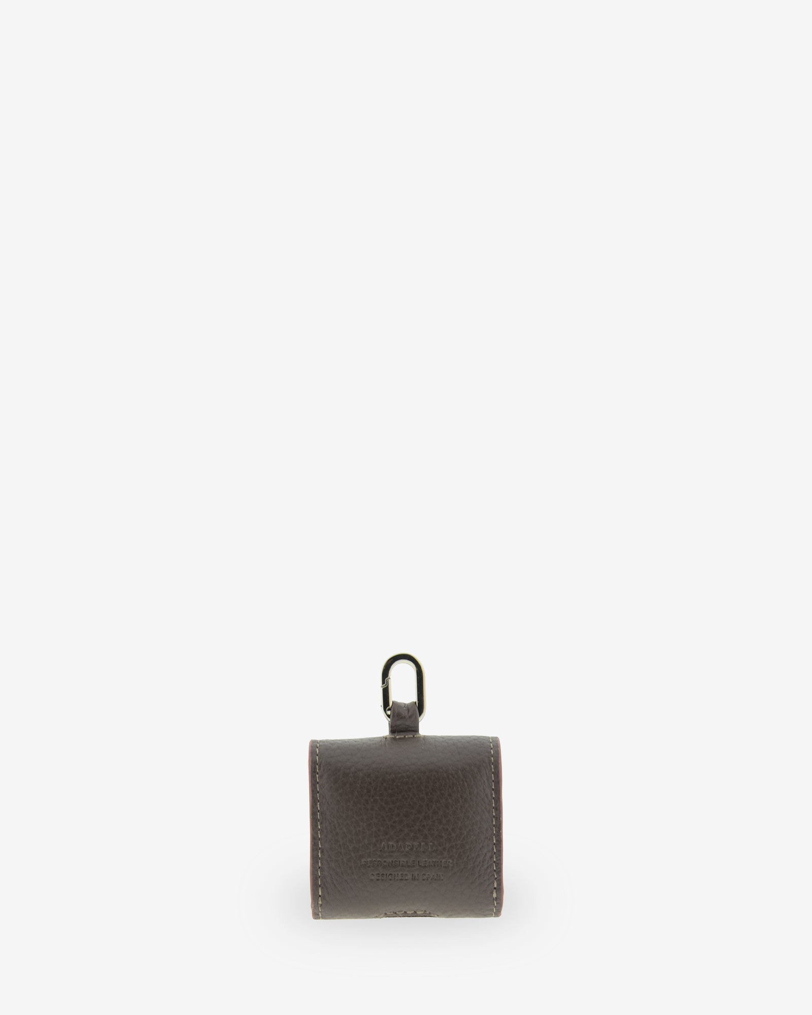 Vista trasera de la funda para auriculares Nexo 8093 en color chocolate con anilla metálica y grabado Adapell en la piel