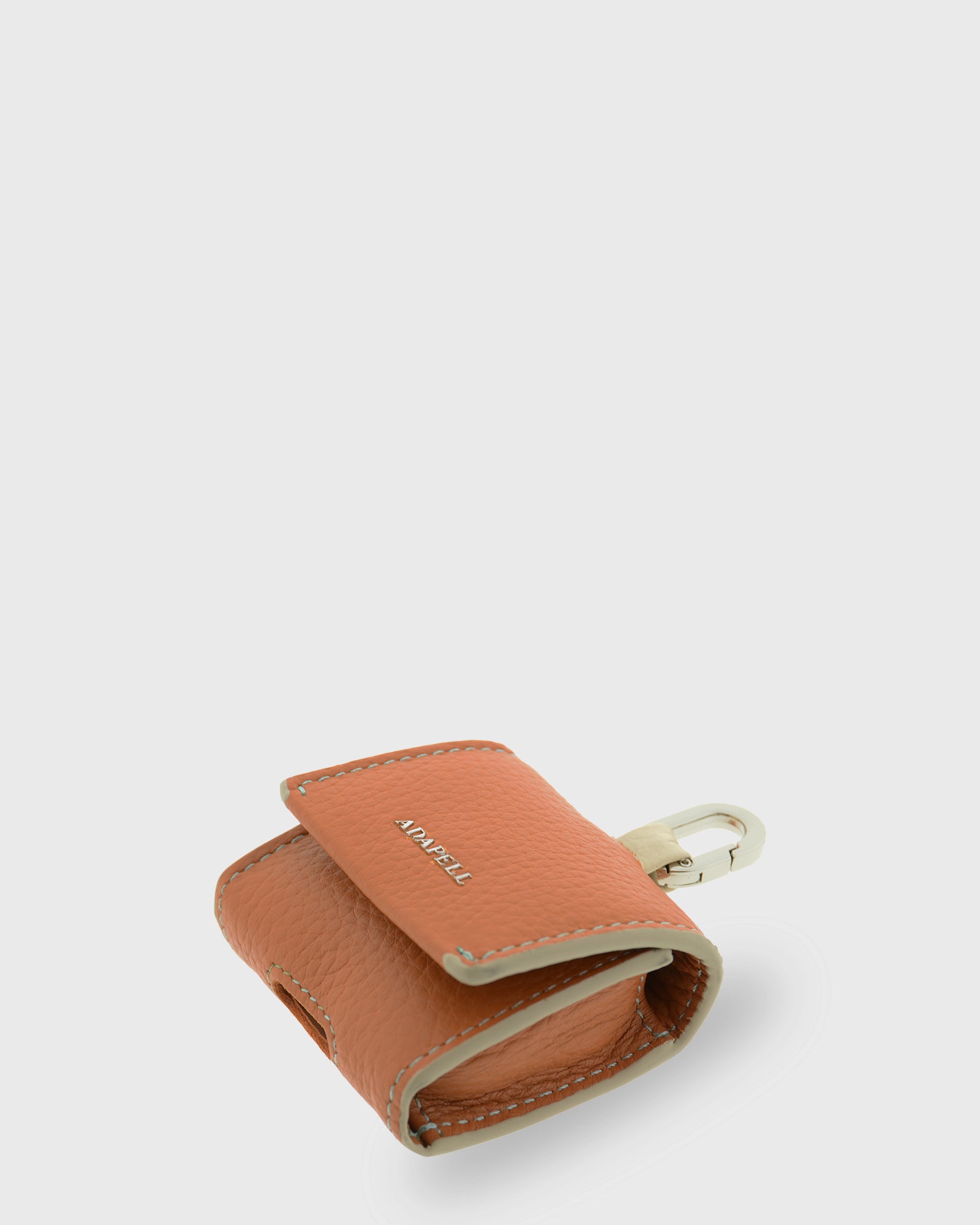 Detalle de la funda para auriculares Nexo 8093 miel con solapa parcialmente abierta, piel granulada y anilla metálica