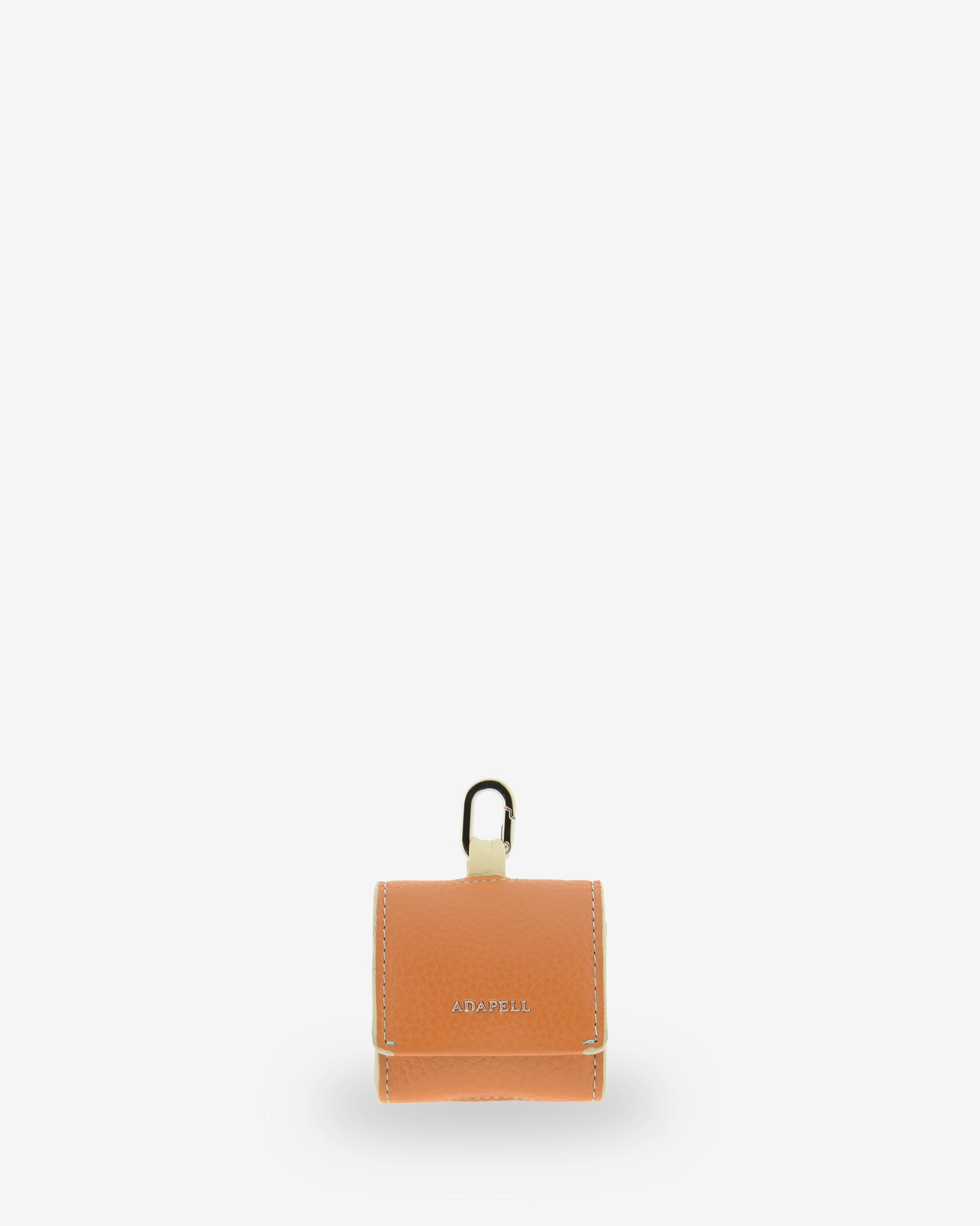 Vista frontal de la funda para auriculares Nexo 8093 en color miel con solapa, logo Adapell y anilla metálica