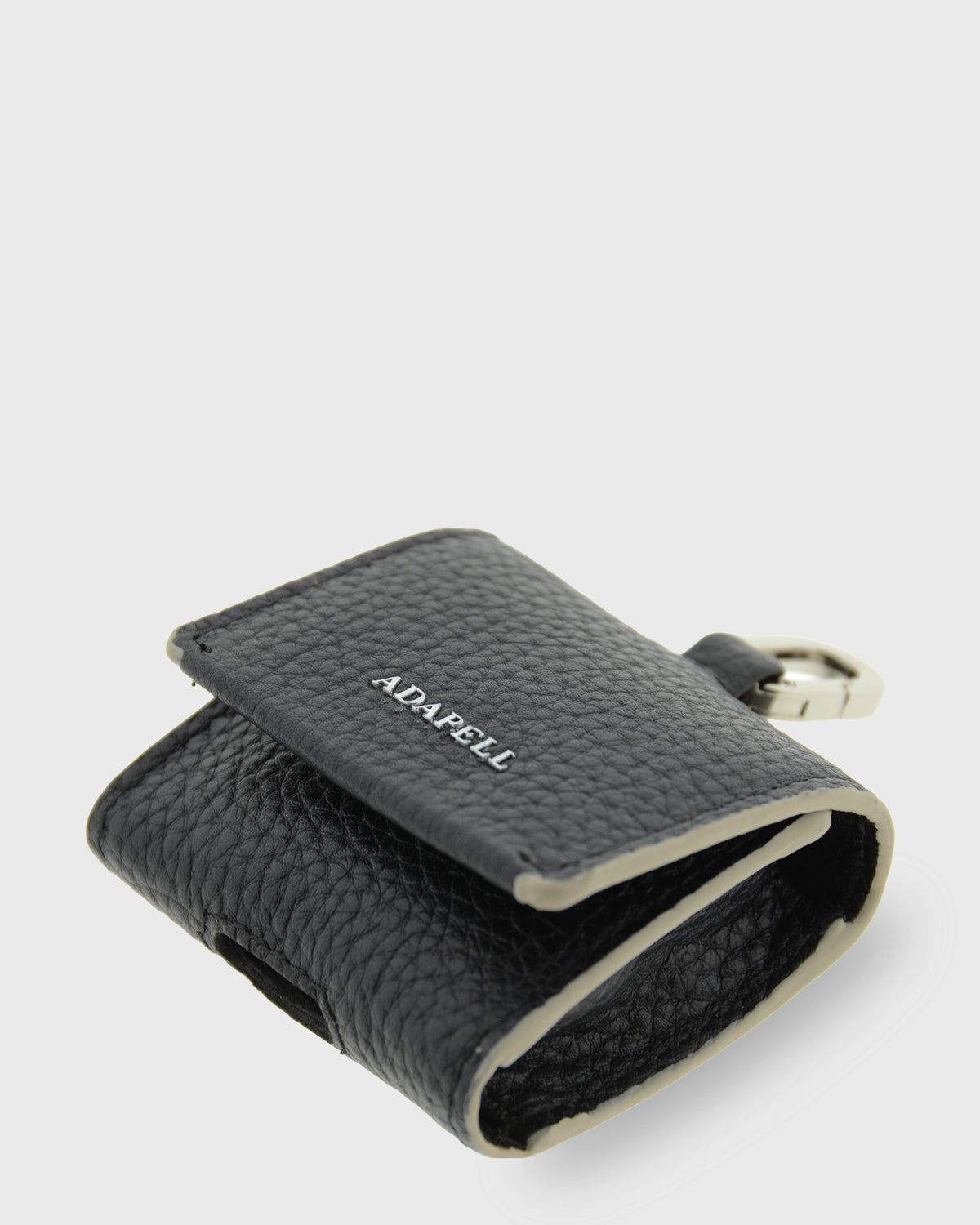 Detalle ampliado de la funda para auriculares Nexo 8093 negro con solapa parcialmente abierta, piel granulada y anilla metálica
