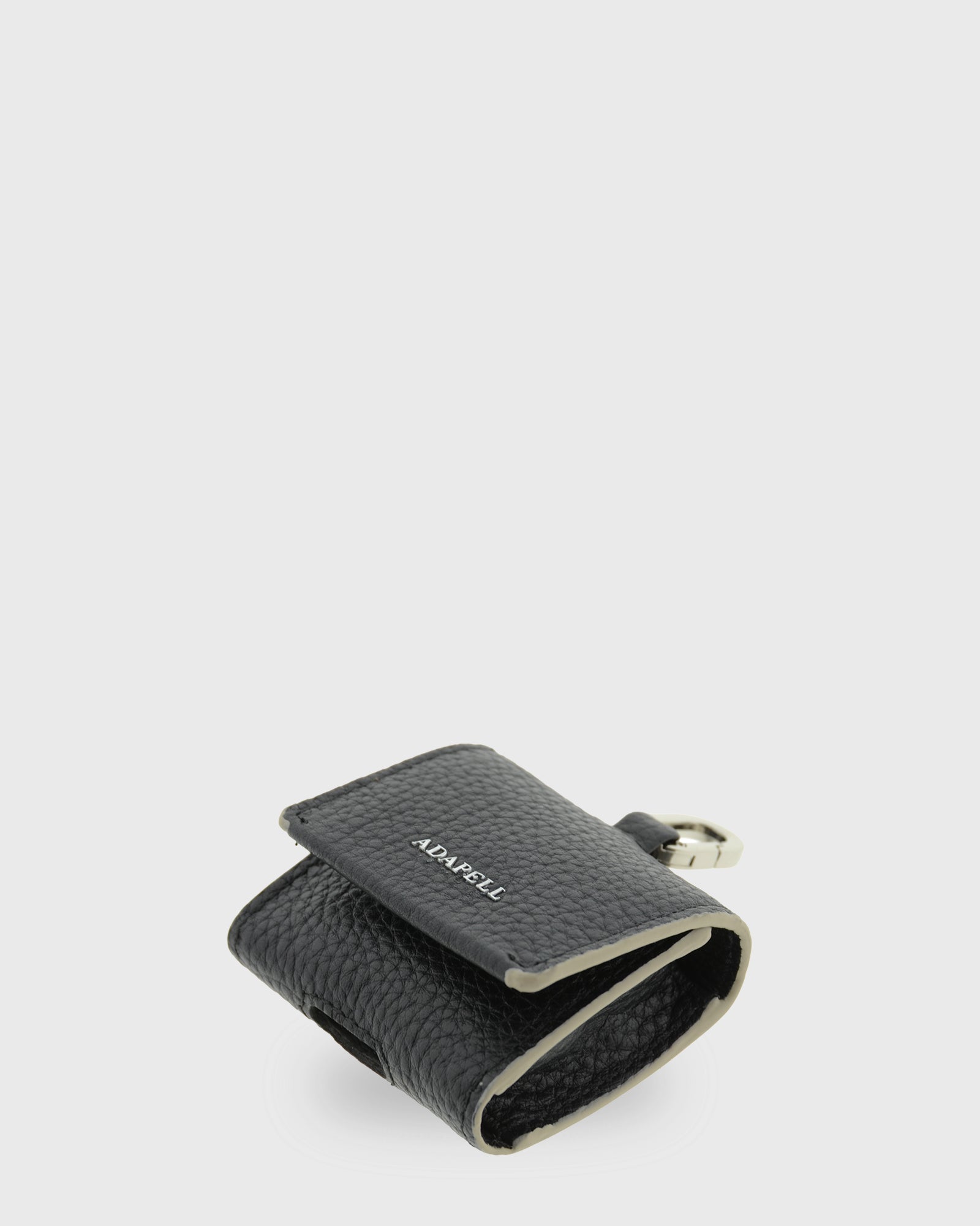 Detalle de la funda para auriculares Nexo 8093 negro con solapa parcialmente abierta, piel granulada y anilla metálica