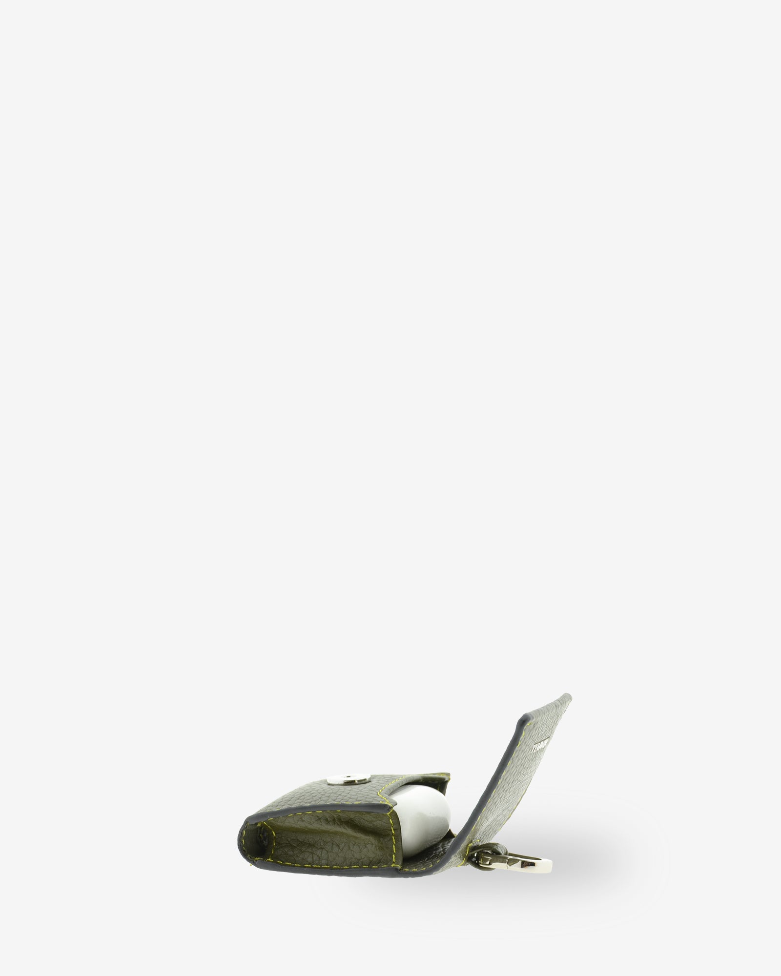 Funda para auriculares Nexo 8093 verde Loden abierta con un estuche de carga de auriculares inalámbricos en el interior