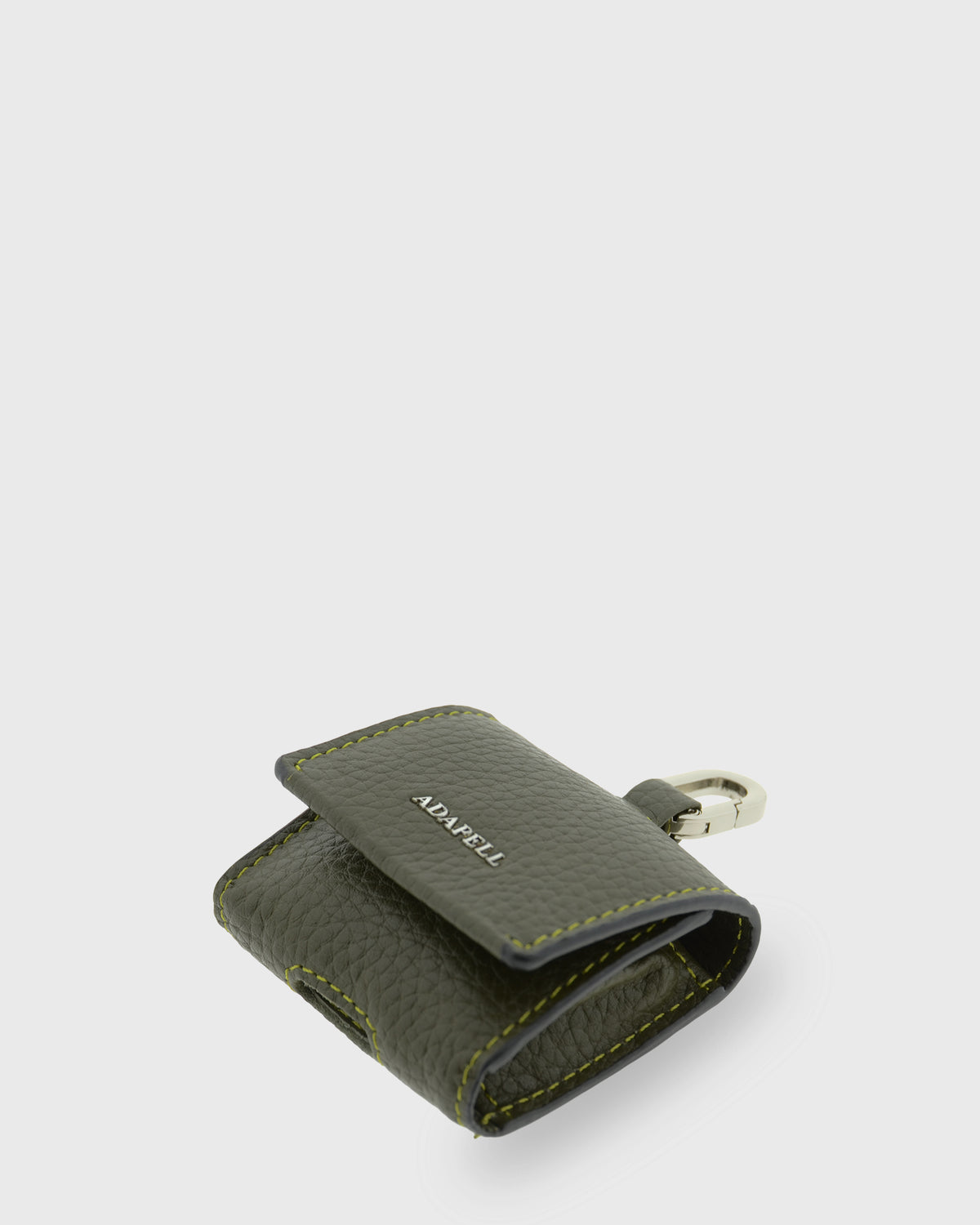 Detalle de la funda para auriculares Nexo 8093 verde Loden con solapa parcialmente abierta, piel granulada y anilla metálica
