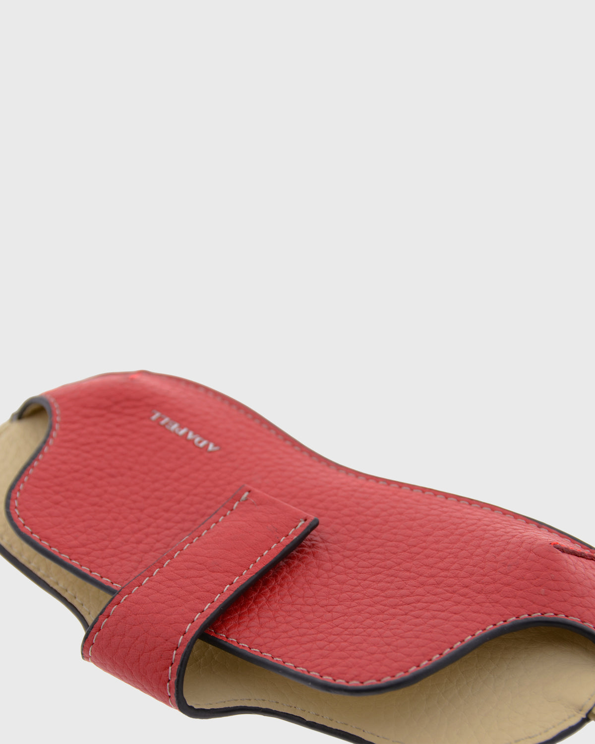 Detalle frontal de la funda para gafas Nexo 8094 chocolate en posición horizontal, mostrando la piel granulada, la tira de sujeción y el logo Adapell