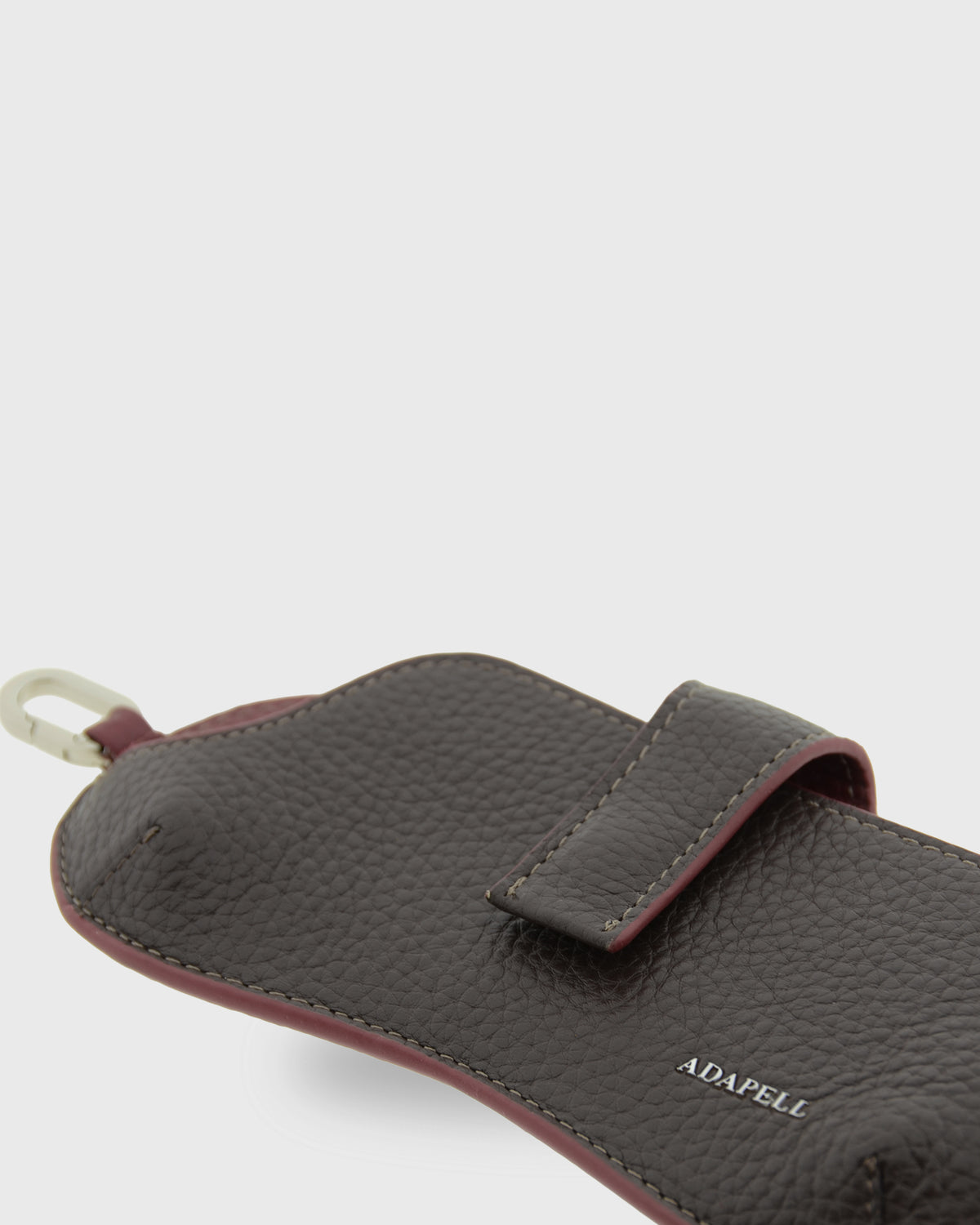 Detalle frontal de la funda para gafas Nexo 8094 chocolate en posición horizontal, mostrando la piel granulada, la tira de sujeción y el logo Adapell