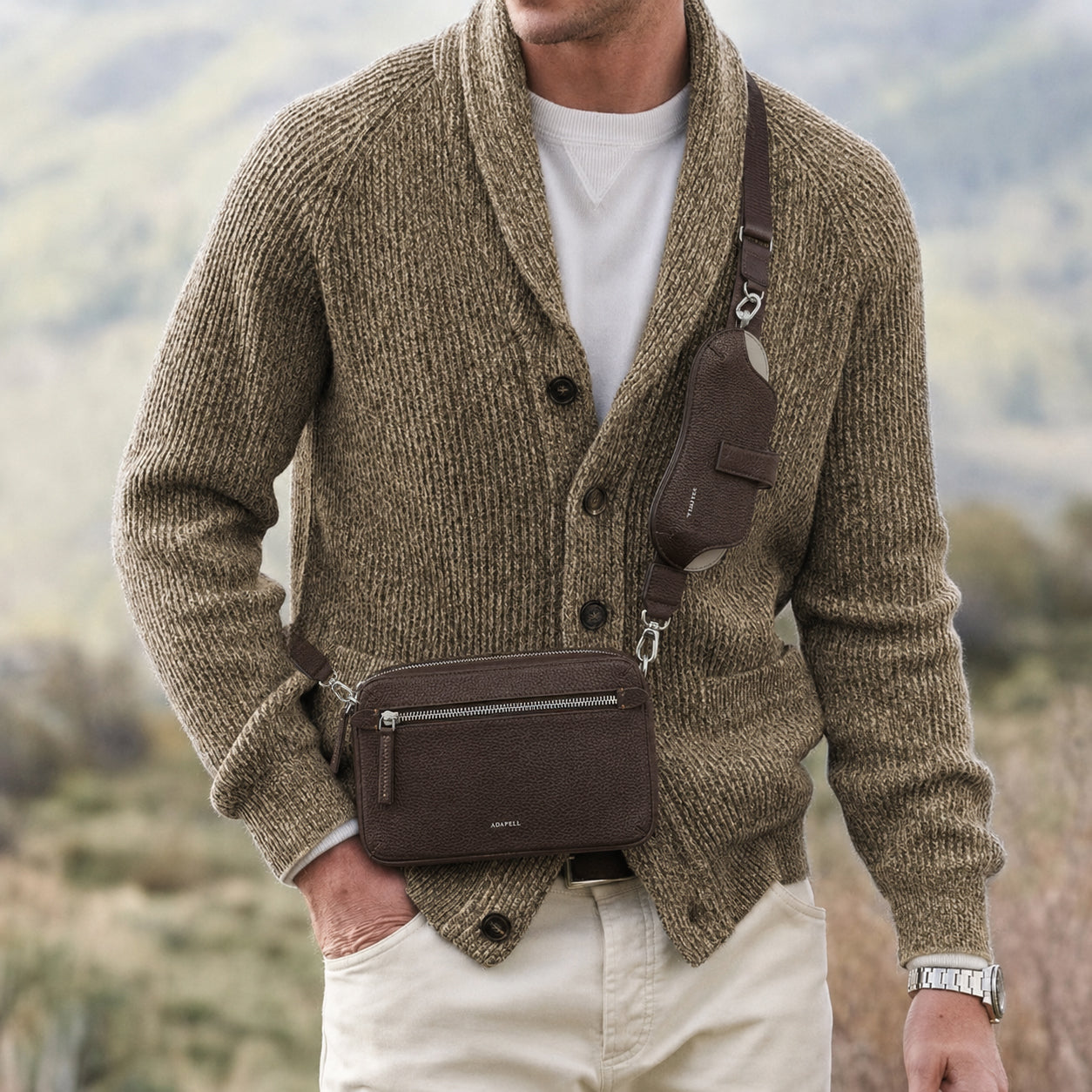Hombre con funda para gafas Nexo 8094 en color chocolate acoplada a la bandolera de un bolso Nexo