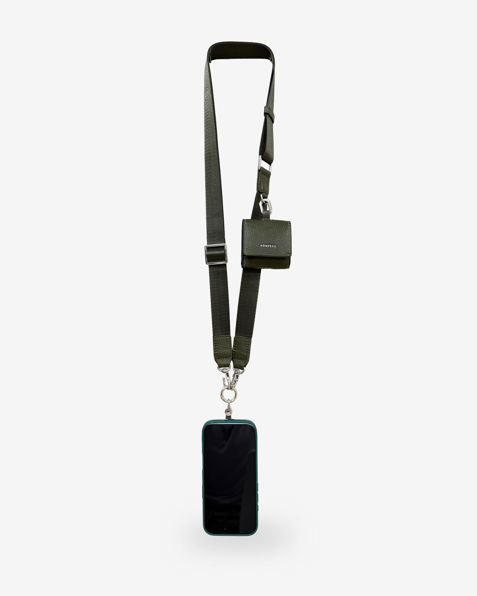 Lanyard Nexo para móvil en color verde loden con accesorio Nexo compatible acoplado, correa ajustable y teléfono.