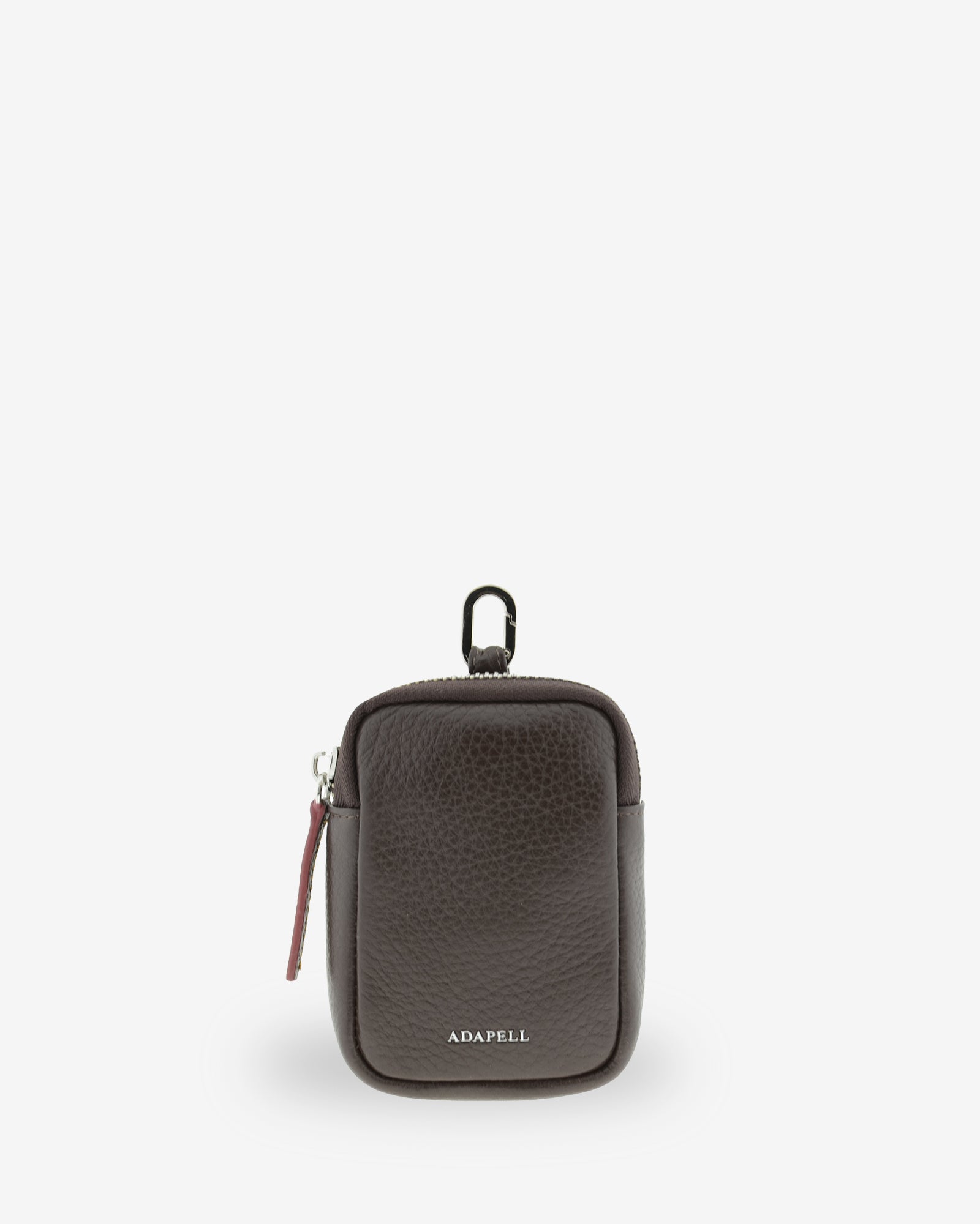 Vista frontal del monedero tarjetero Nexo 8096 en color chocolate con logo Adapell, cremallera y anilla metálica