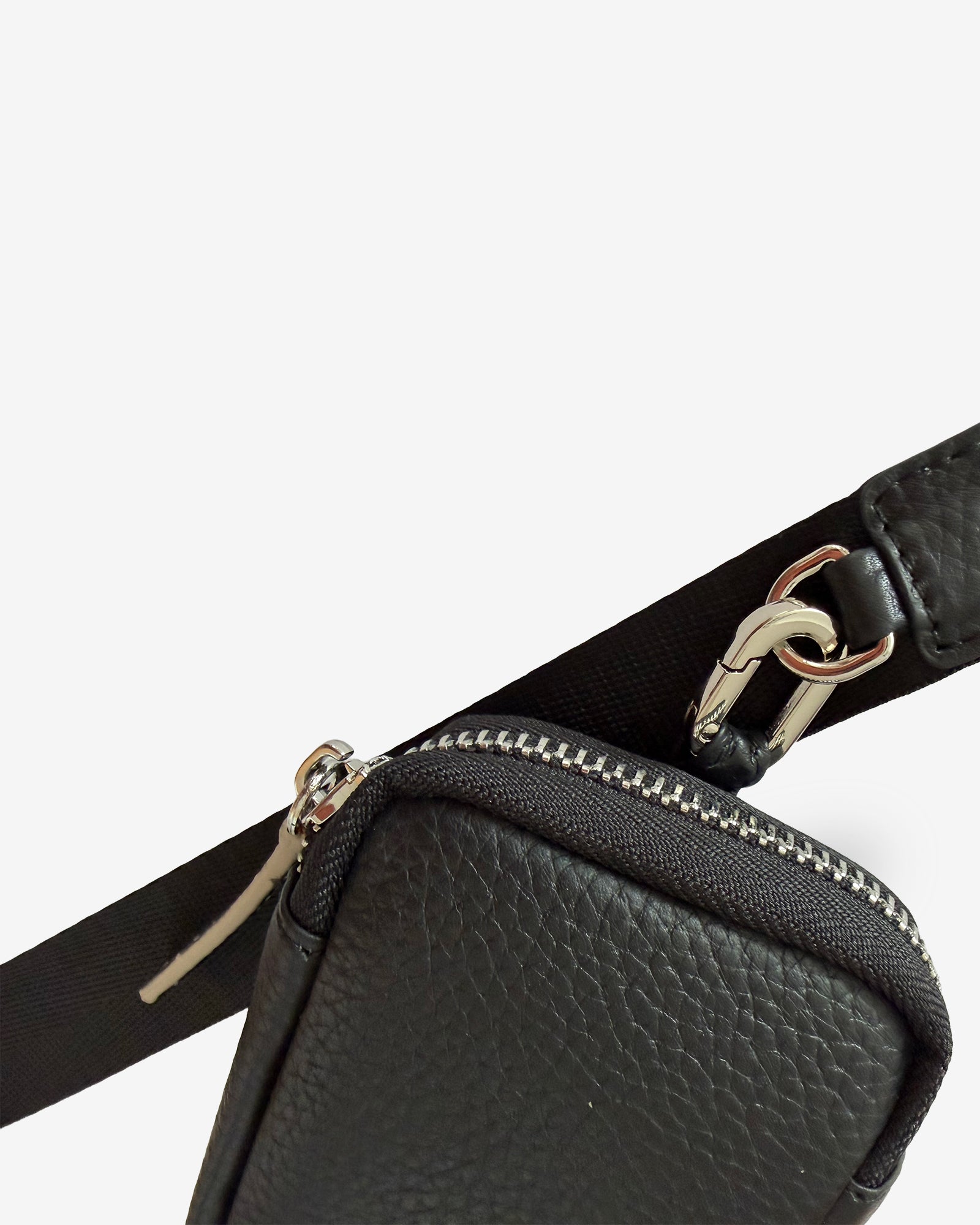 Detalle del mosqueton y sistema de acoplamiento del monedero tarjetero 8096 negro al lanyard