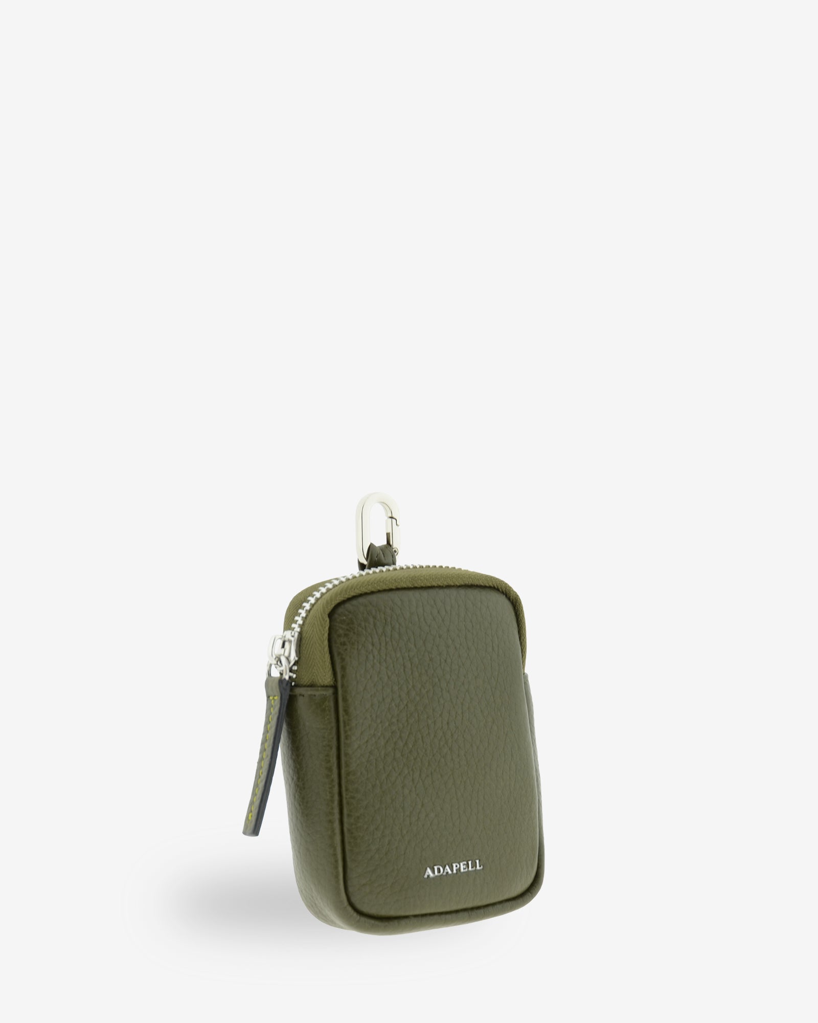 Monedero tarjetero Nexo 8096 en color verde Loden visto en tres cuartos, con cierre de cremallera y anilla metálica