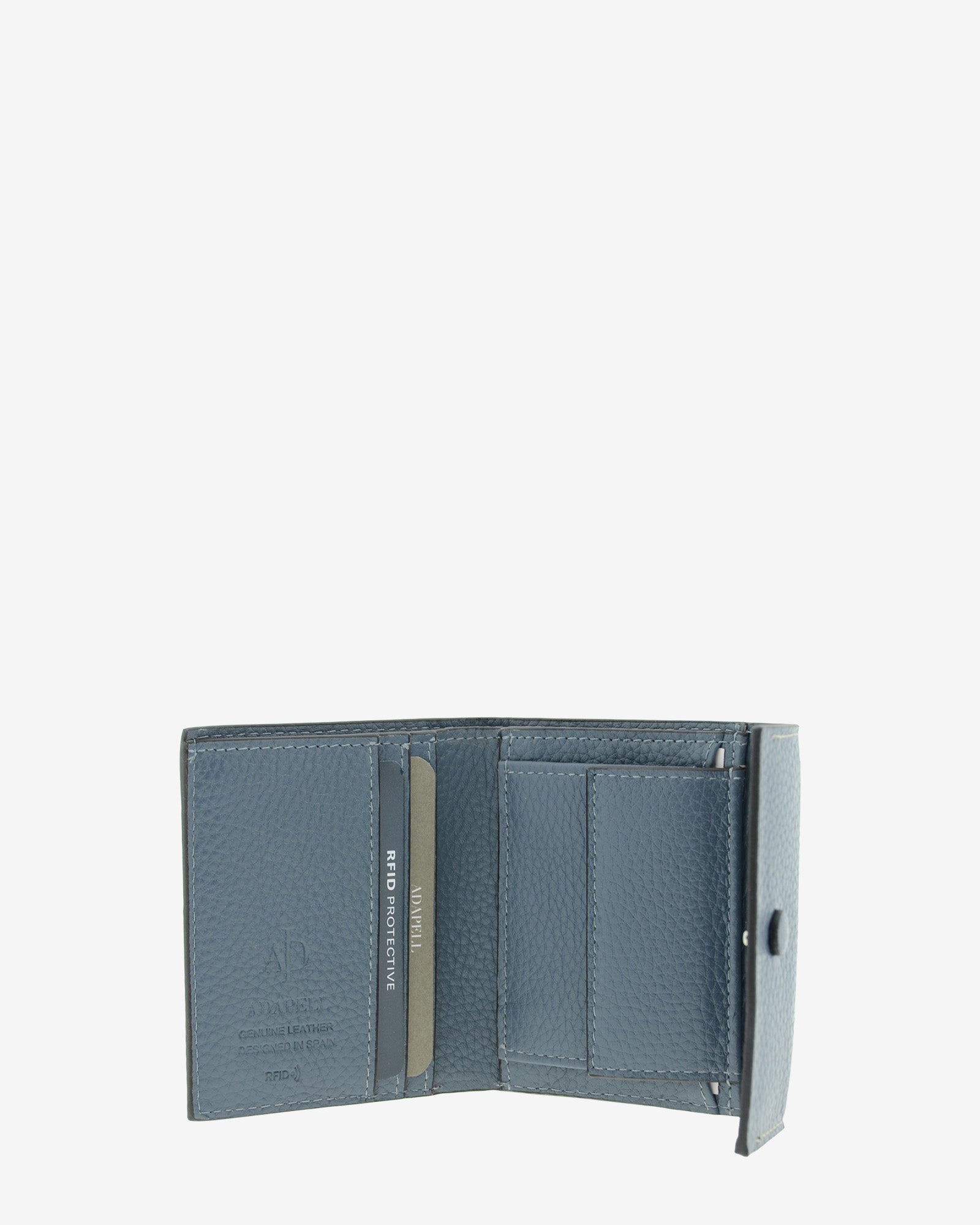 Interior abierto de la cartera pequeña Nude 4256 en color Azul piedra con ranuras para tarjetas y distintos espacios interiores.