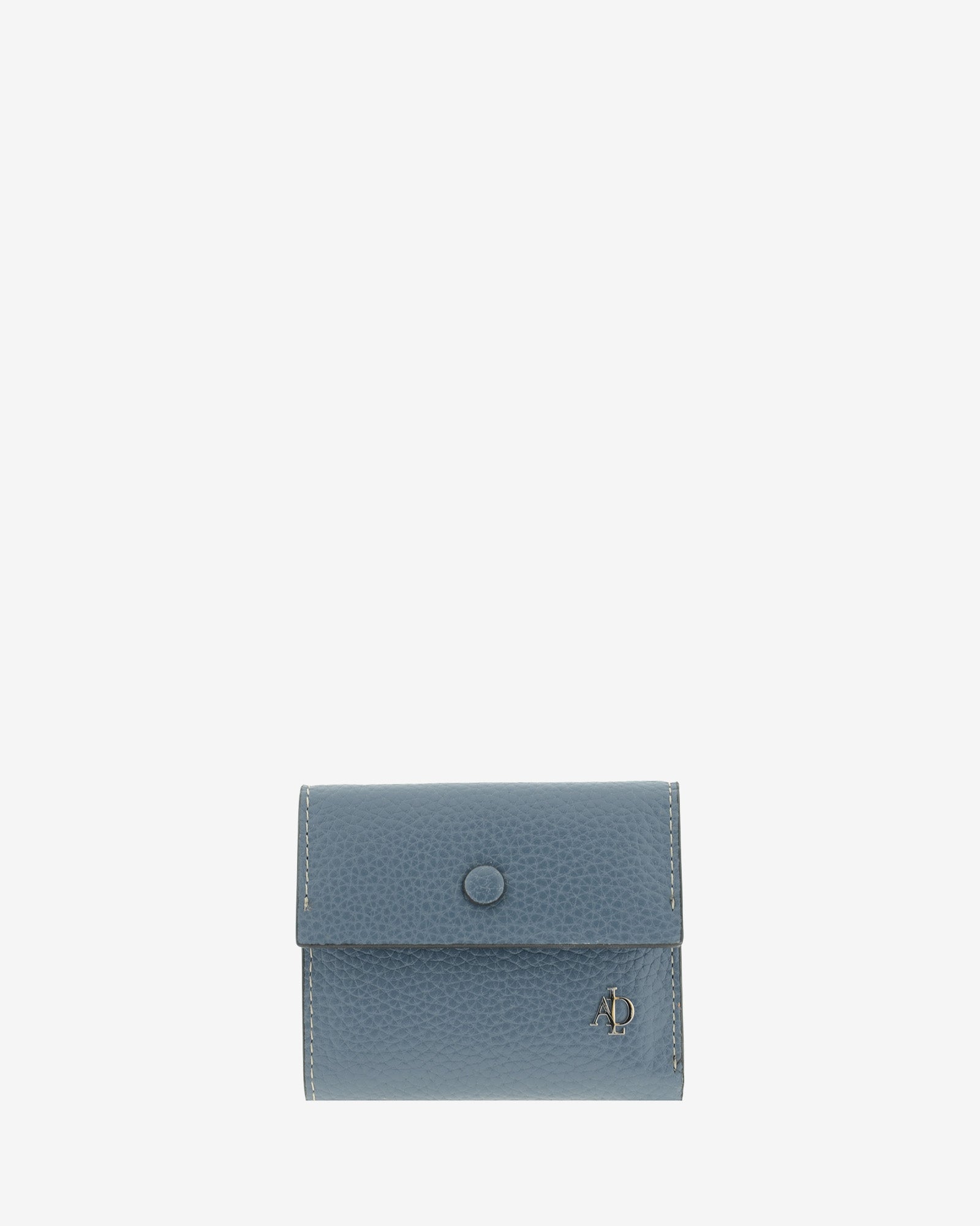 Cartera pequeña Nude 4256 en color Azul piedra, vista frontal con solapa, botón a presión y logo Adapell.