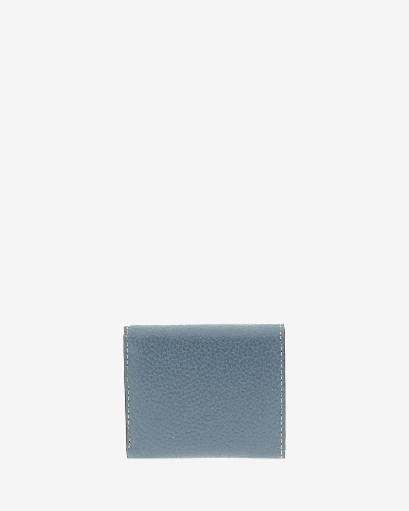 Cartera pequeña Nude 4256 en color Azul piedra, vista trasera con acabado de piel granulada y costuras visibles.