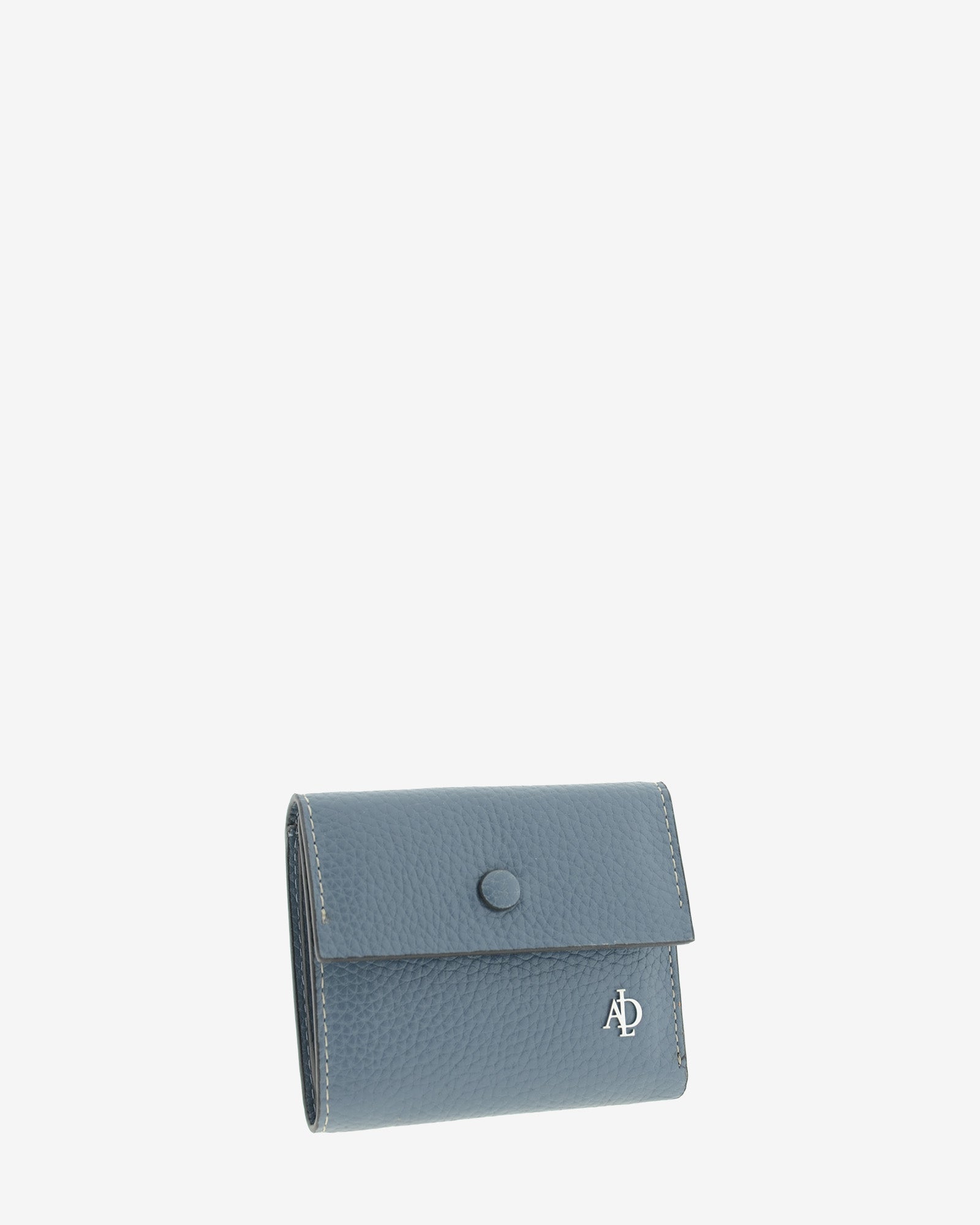 Cartera pequeña Nude 4256 en color Azul piedra, vista frontal en tres cuartos con solapa y logo Adapell.