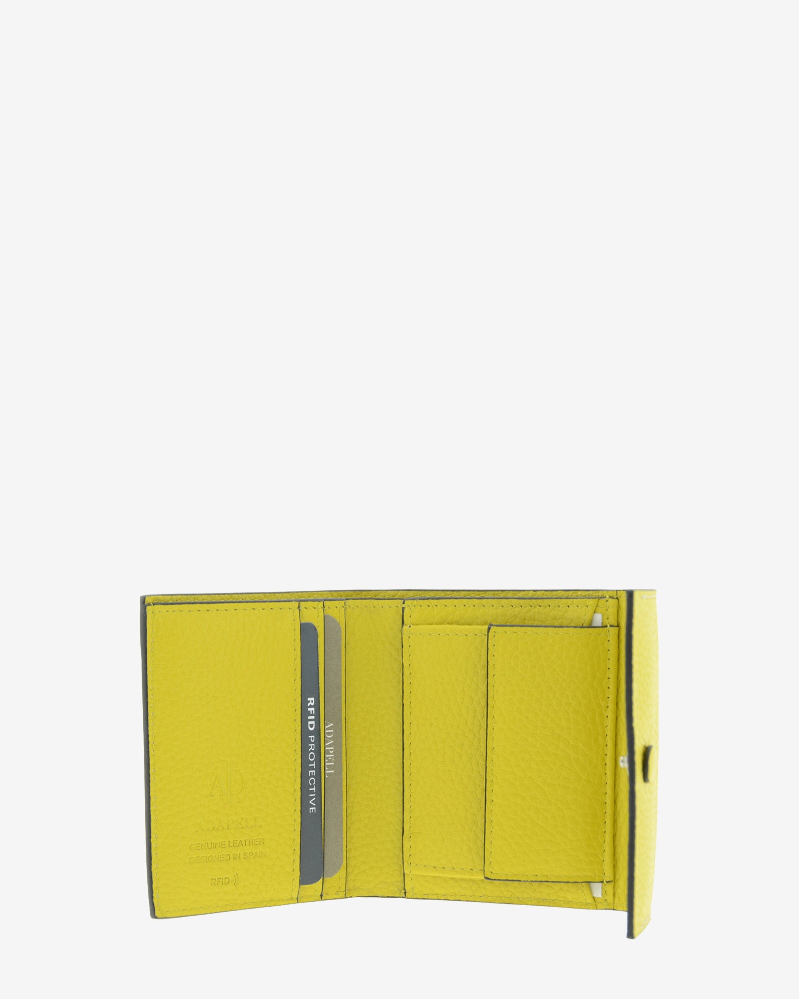 Interior abierto de la cartera pequeña Nude 4256 en color Citrine con ranuras para tarjetas y distintos espacios interiores.