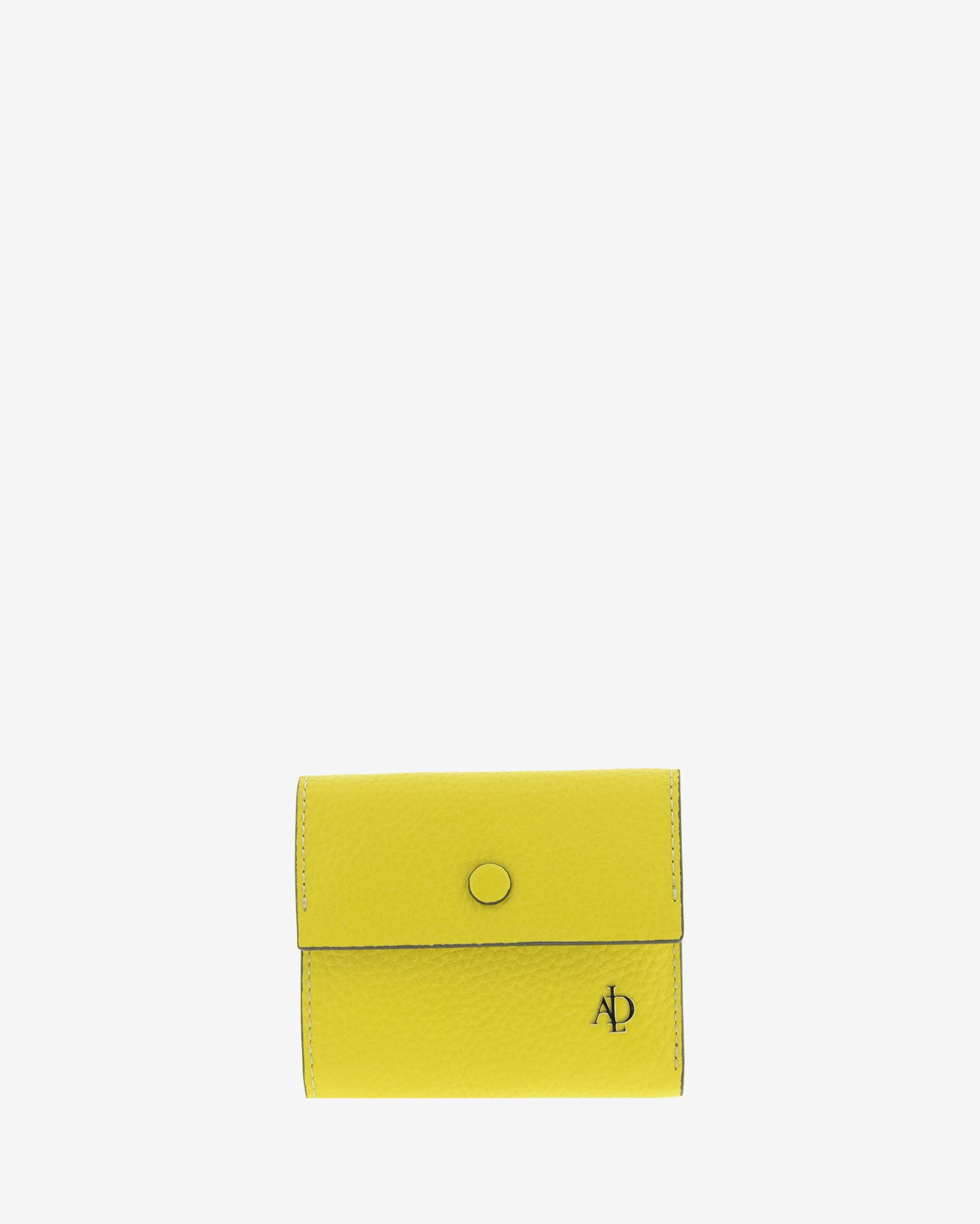 Cartera pequeña Nude 4256 en color Citrine, vista frontal con solapa, botón a presión y logo Adapell.