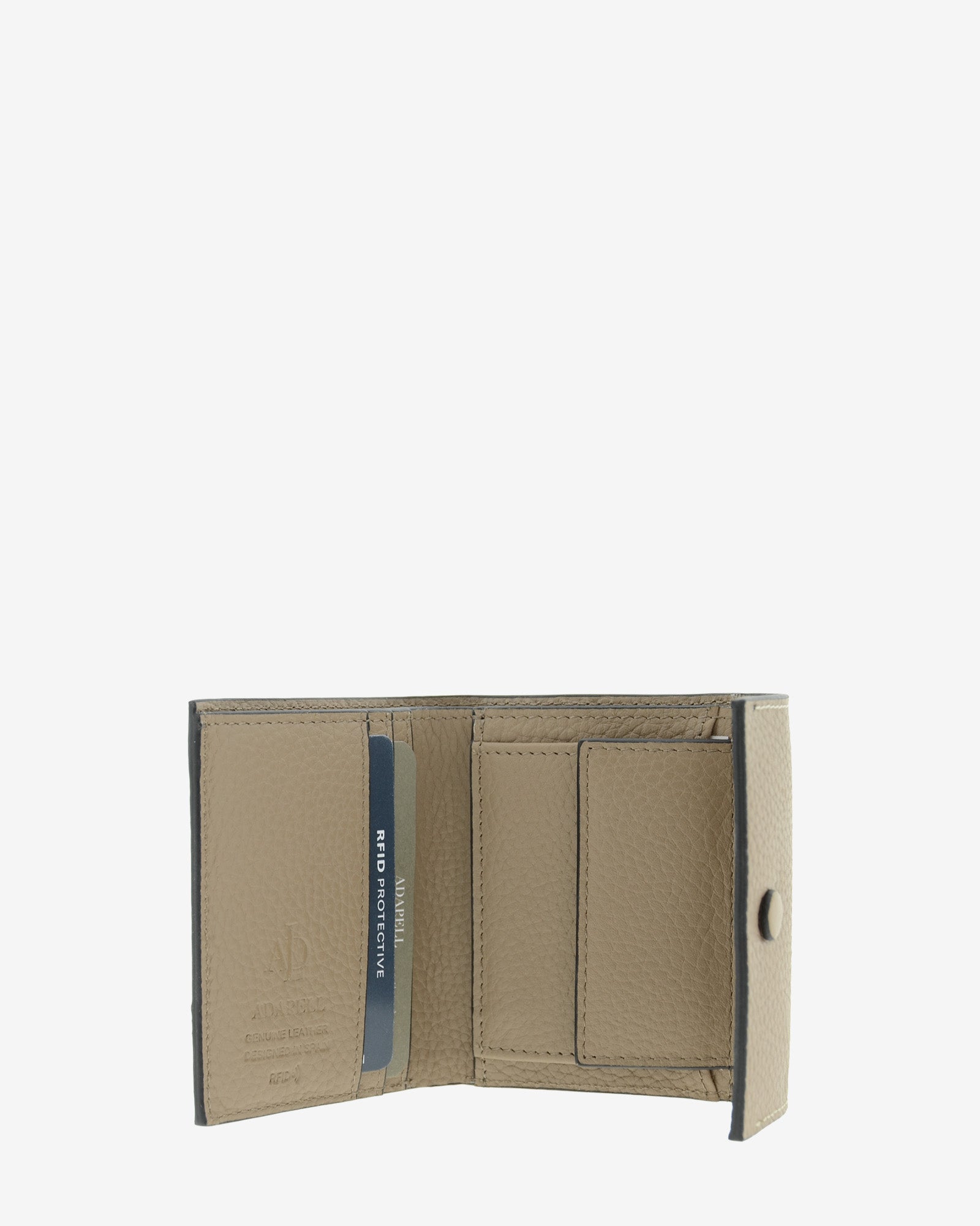 Interior abierto de la cartera pequeña Nude 4256 en color Topo con ranuras para tarjetas y distintos espacios interiores.