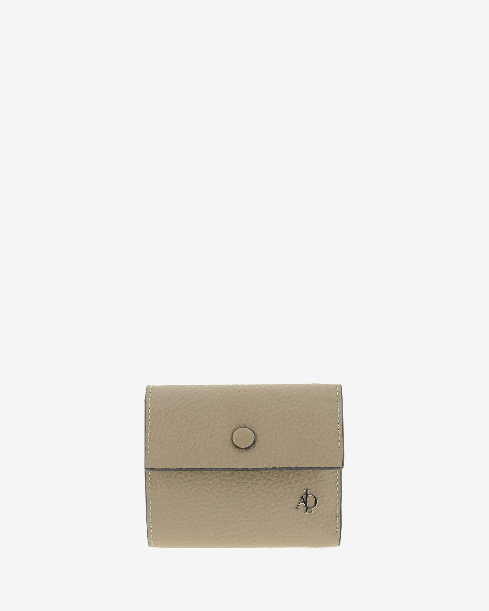 Cartera pequeña Nude 4256 en color Topo, vista frontal con solapa, botón a presión y logo Adapell.
