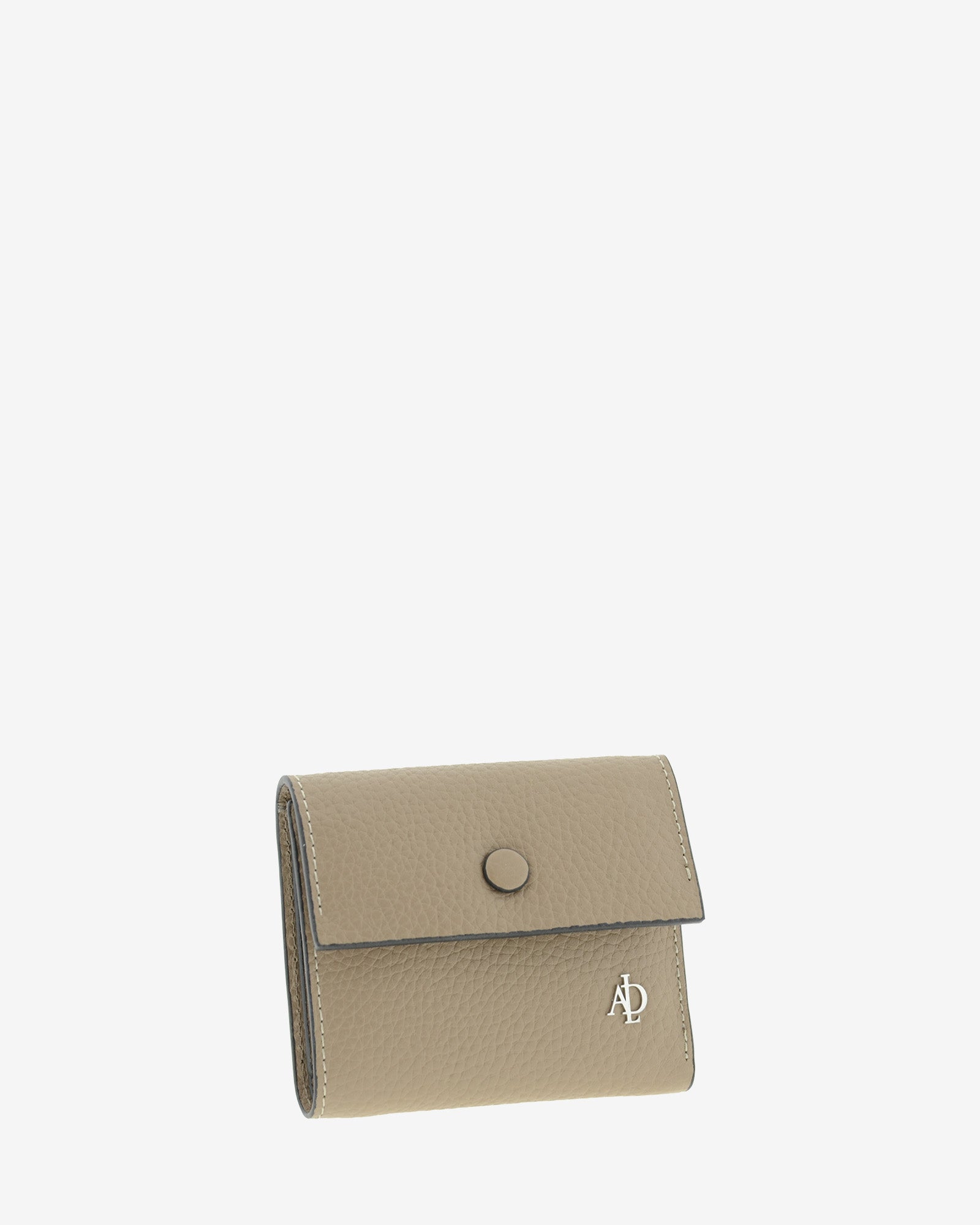 Cartera pequeña Nude 4256 en color Topo, vista frontal en tres cuartos con solapa y logo Adapell.