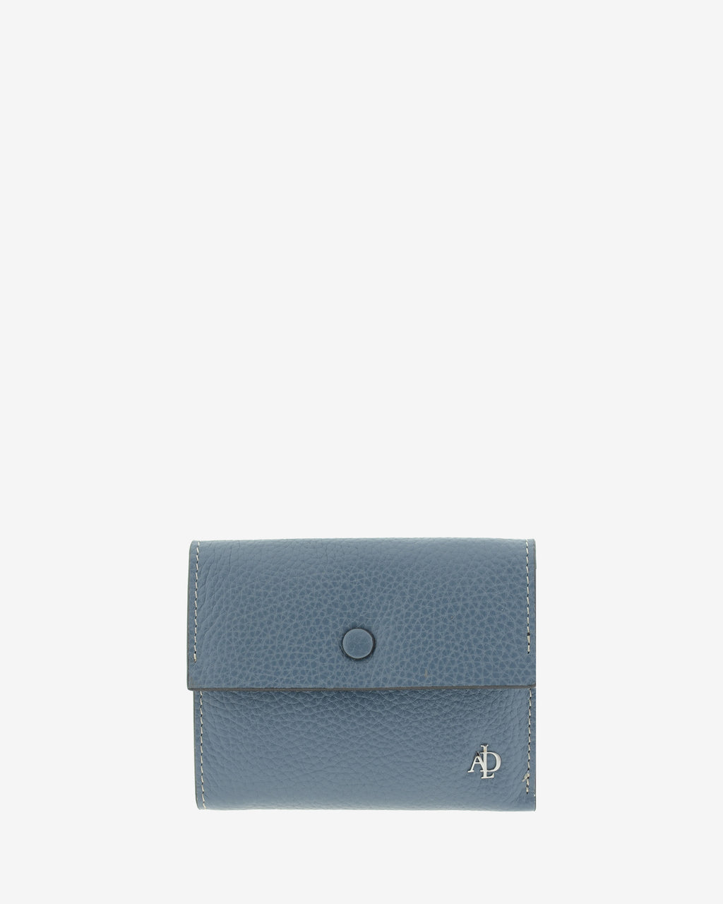 Cartera pequeña de mujer Nude en color Azul piedra, vista frontal con solapa, botón a presión y logo Adapell.