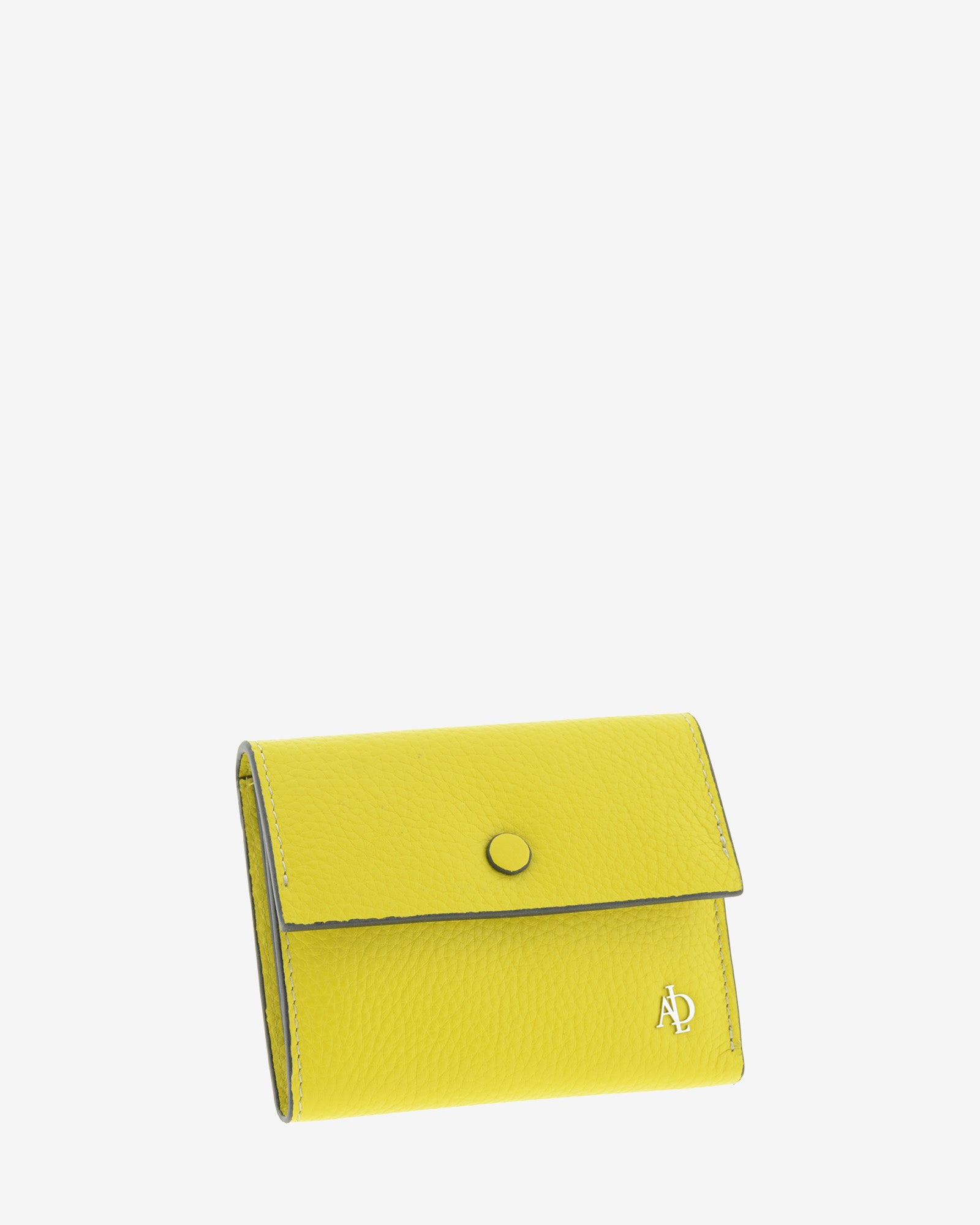 Cartera pequeña de mujer Nude en color Citrine, vista frontal en tres cuartos con solapa y botón a presión.