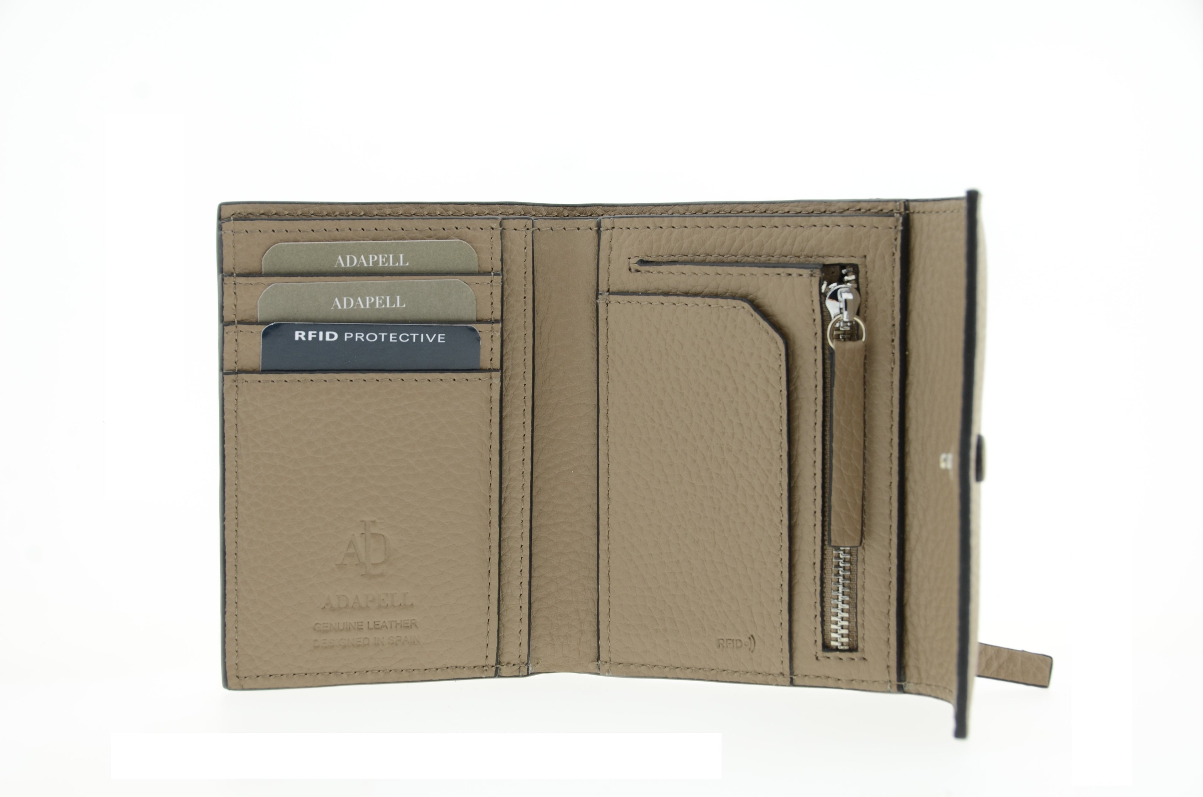 Interior abierto de la cartera pequeña Nude en color Topo con ranuras para tarjetas y compartimento interior con cremallera.